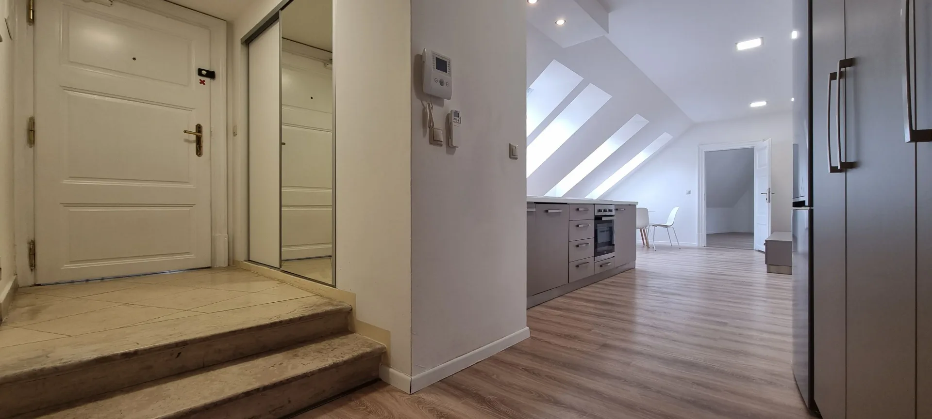 MODERNÝ KLIMATIZOVANÝ 3i. APARTMÁN 74,3m2 NA HLAVNOM NÁMESTÍ V CENTRE BRATISLAVY / STARÉ MESTO.