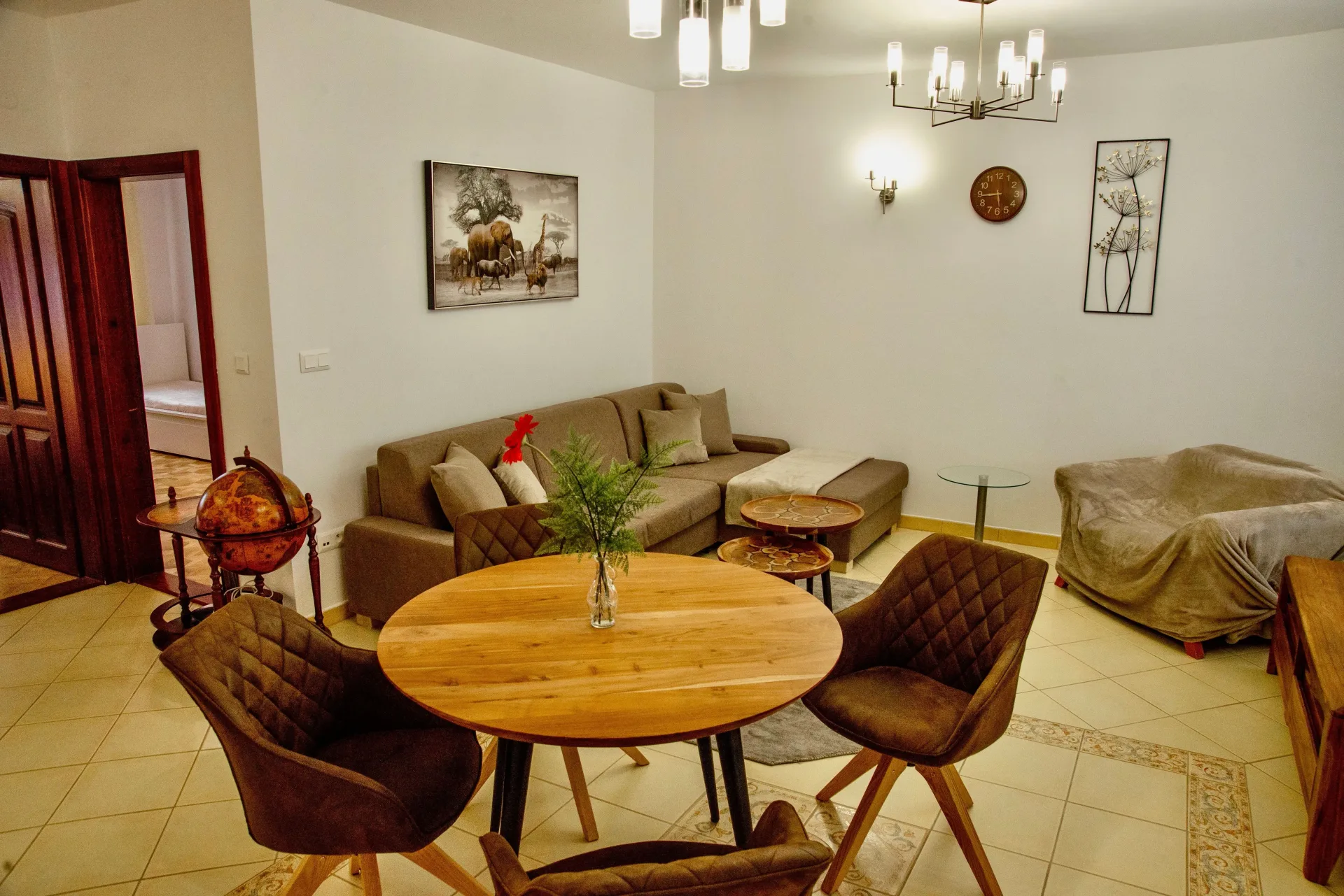 PRIESTRANNÝ 3- IZBOVÝ BYT 86 m² S BALKÓNOM – ŠUSTEKOVA, PETRŽALKA \| KOMPLETNE ZARIADENÝ \| IHNEĎ VOĽNÝ