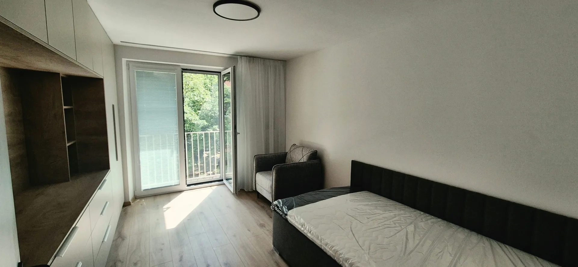 2samostatné izby +kuchyňa, Koceľova 16-Nivy,komplet.rekonštrukcia, nádherný zariadený byt
