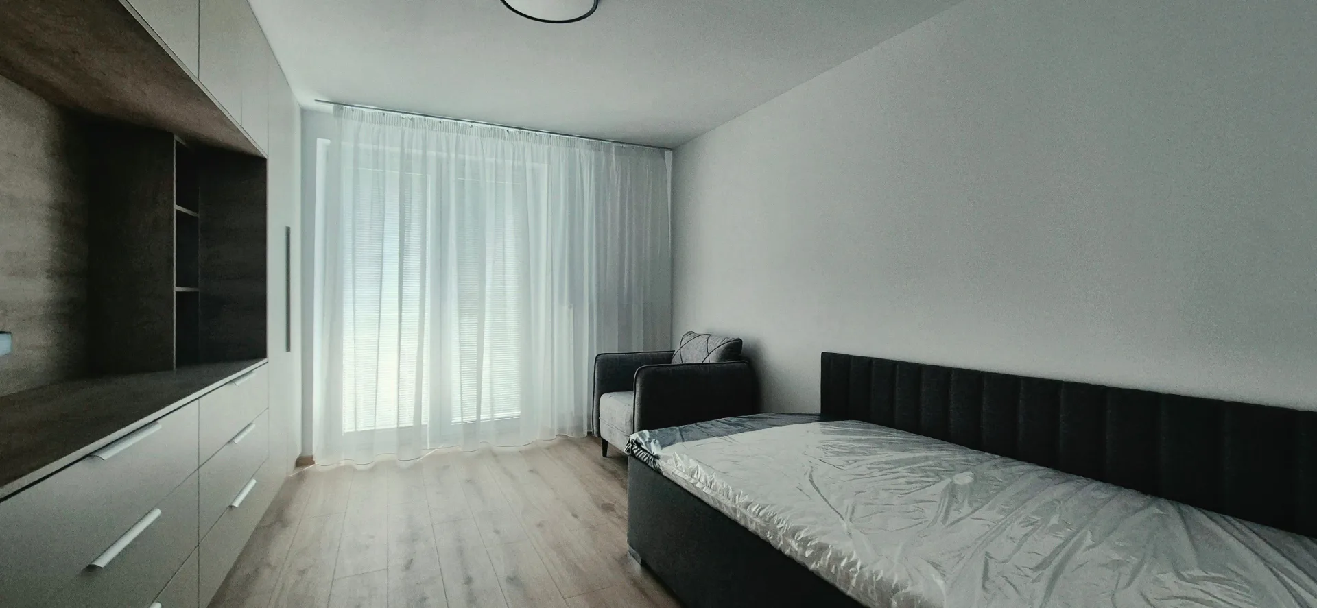 2samostatné izby +kuchyňa, Koceľova 16-Nivy,komplet.rekonštrukcia, nádherný zariadený byt