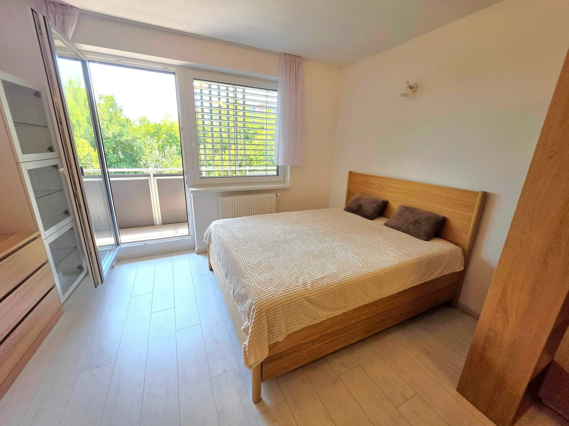 Exkluzívne bývanie pre NÁROČNÝCH - prenájom zariadený APARTMÁN s loggiou a parkovacím miestom v projekte BOOMERANG, Hudecova ul.