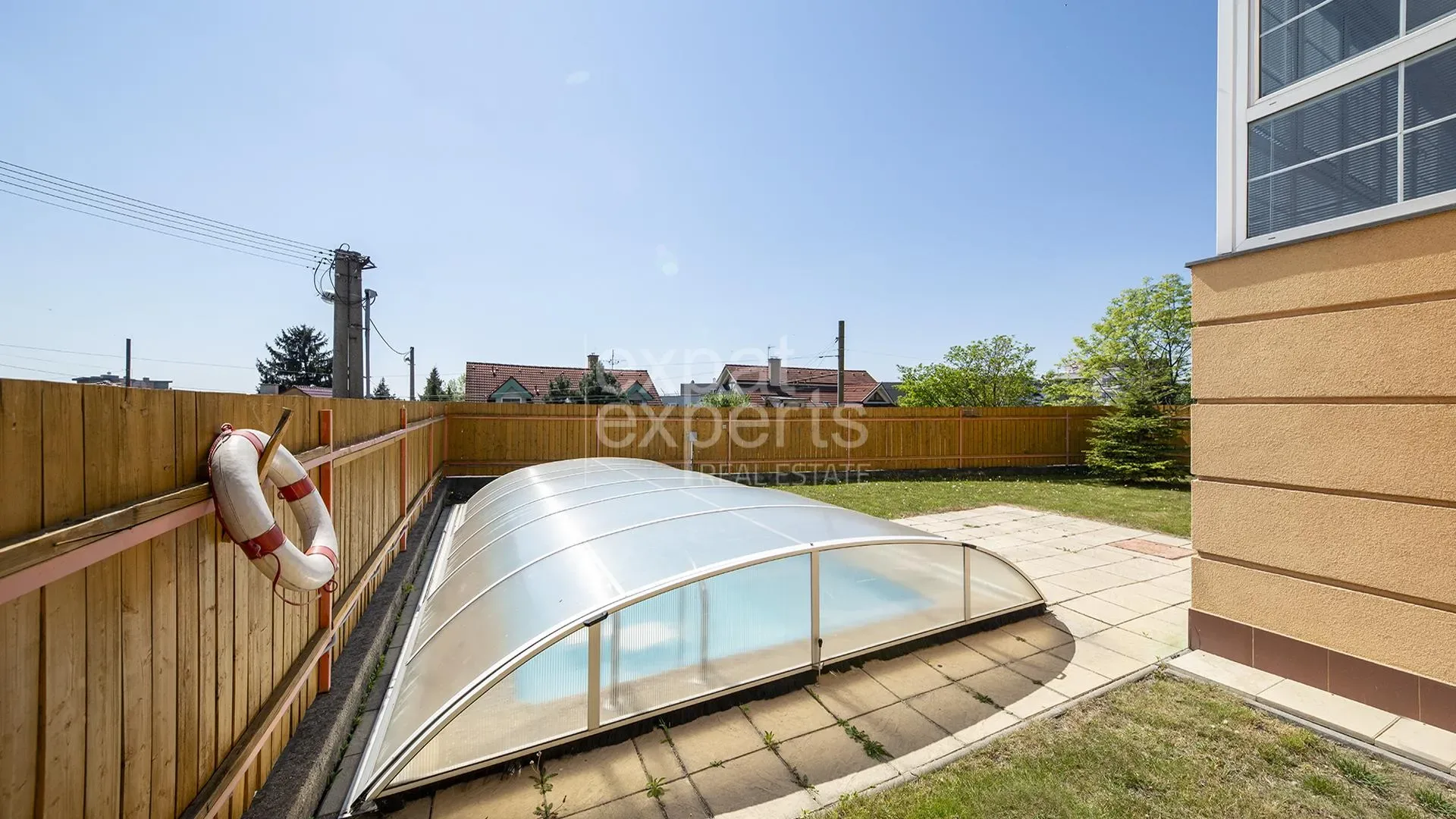 Príjemný 8i RD 421 m2, klimatizácia, s bazénom, dvoj garáž, terasa