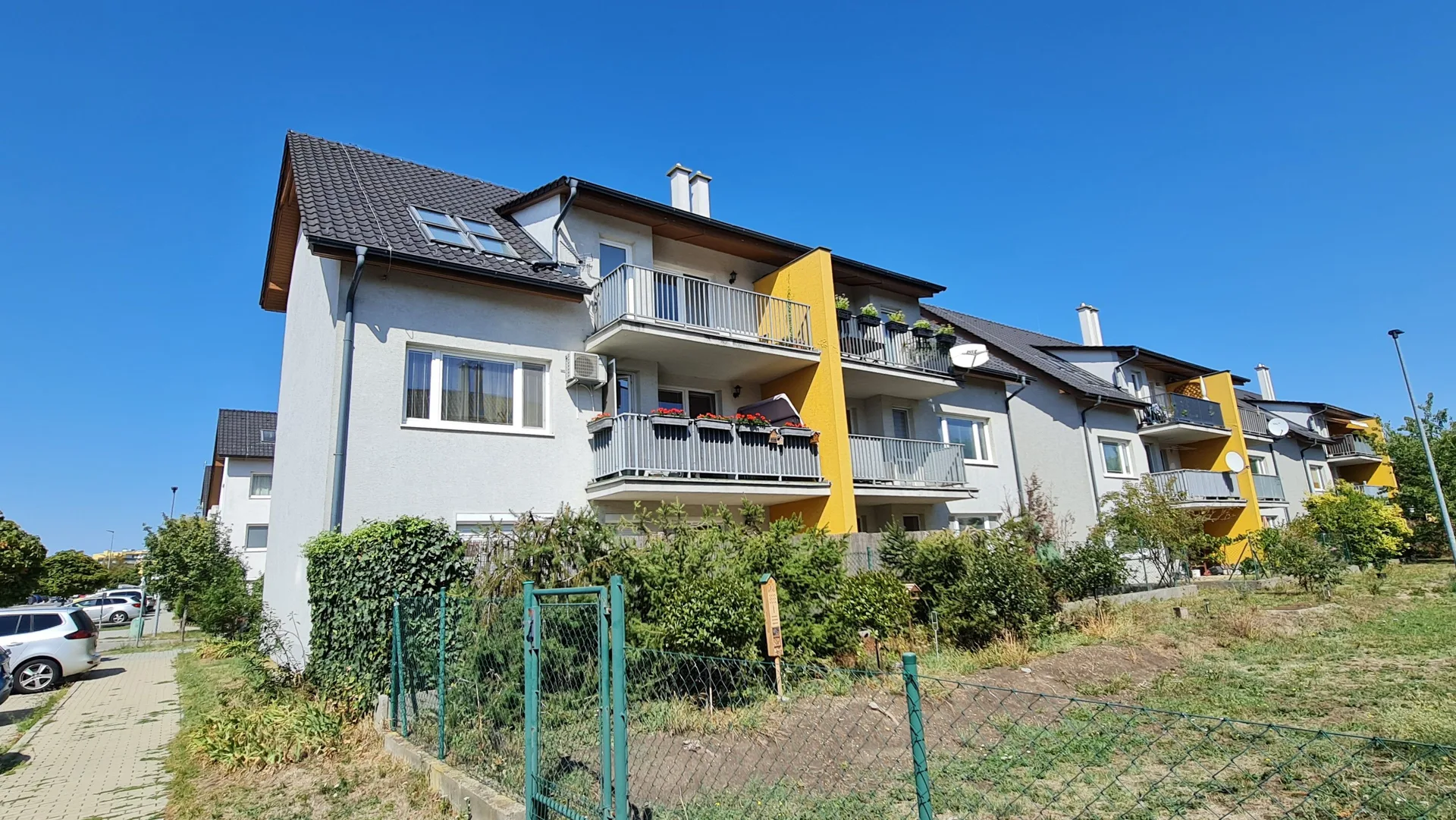 REZERVOVANÉ! DEVÍNSKA NOVÁ VES - prenájom, priestranný 3-izbový byt s balkónom, bezproblémové parkovanie