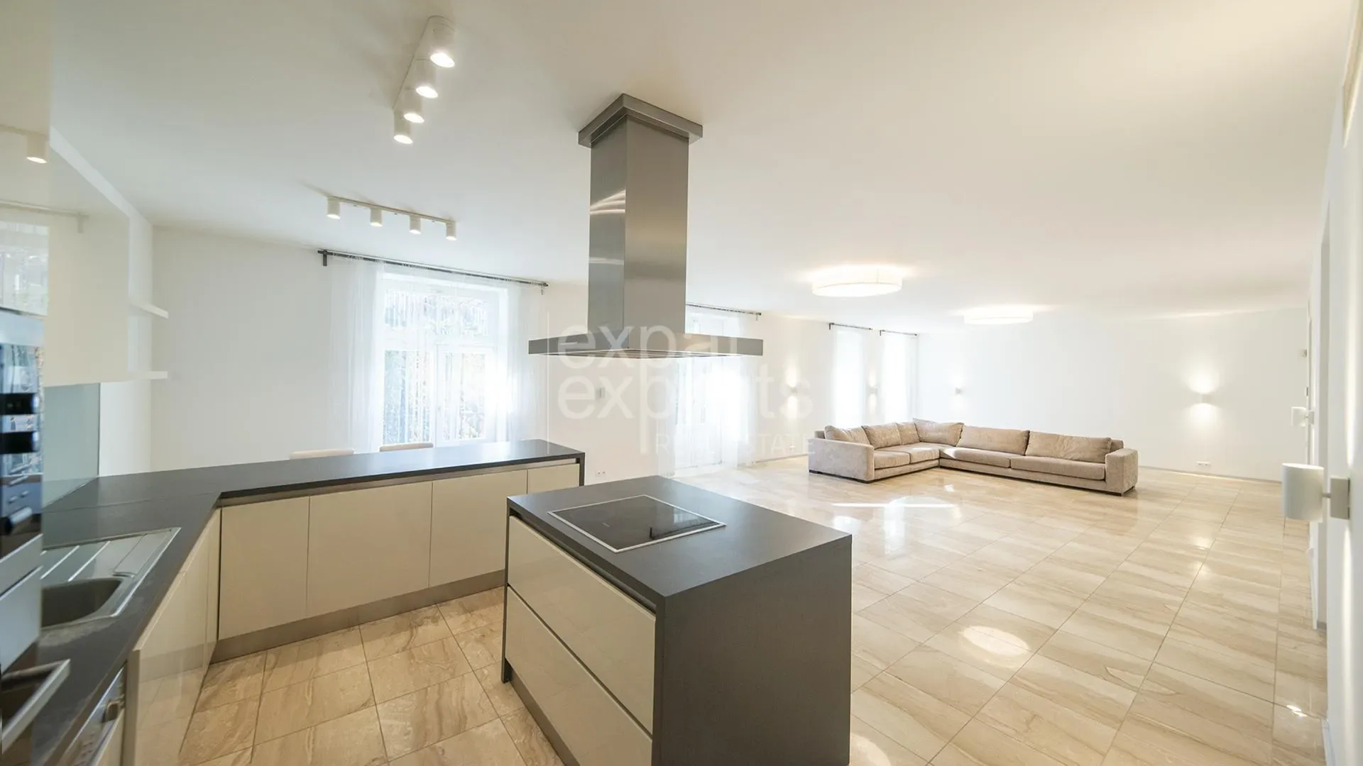 Priestranný 4i byt 195 m2, nezariadený s parkovaním, HLBOKÁ RESIDENCE