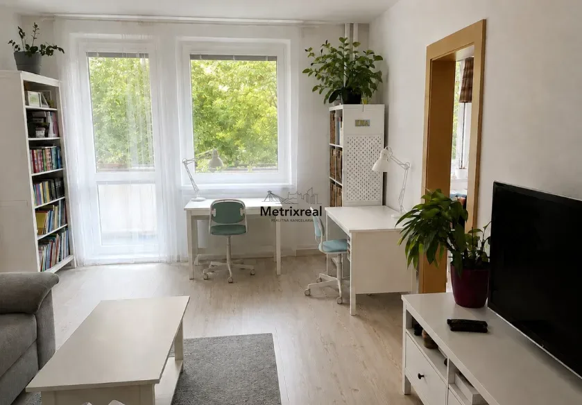 Štýlový a svetlý 3-izbový byt s veľkou lodžiou (10 m²) a výhľadom do parku – Dúbravka, Húščavova ul.
