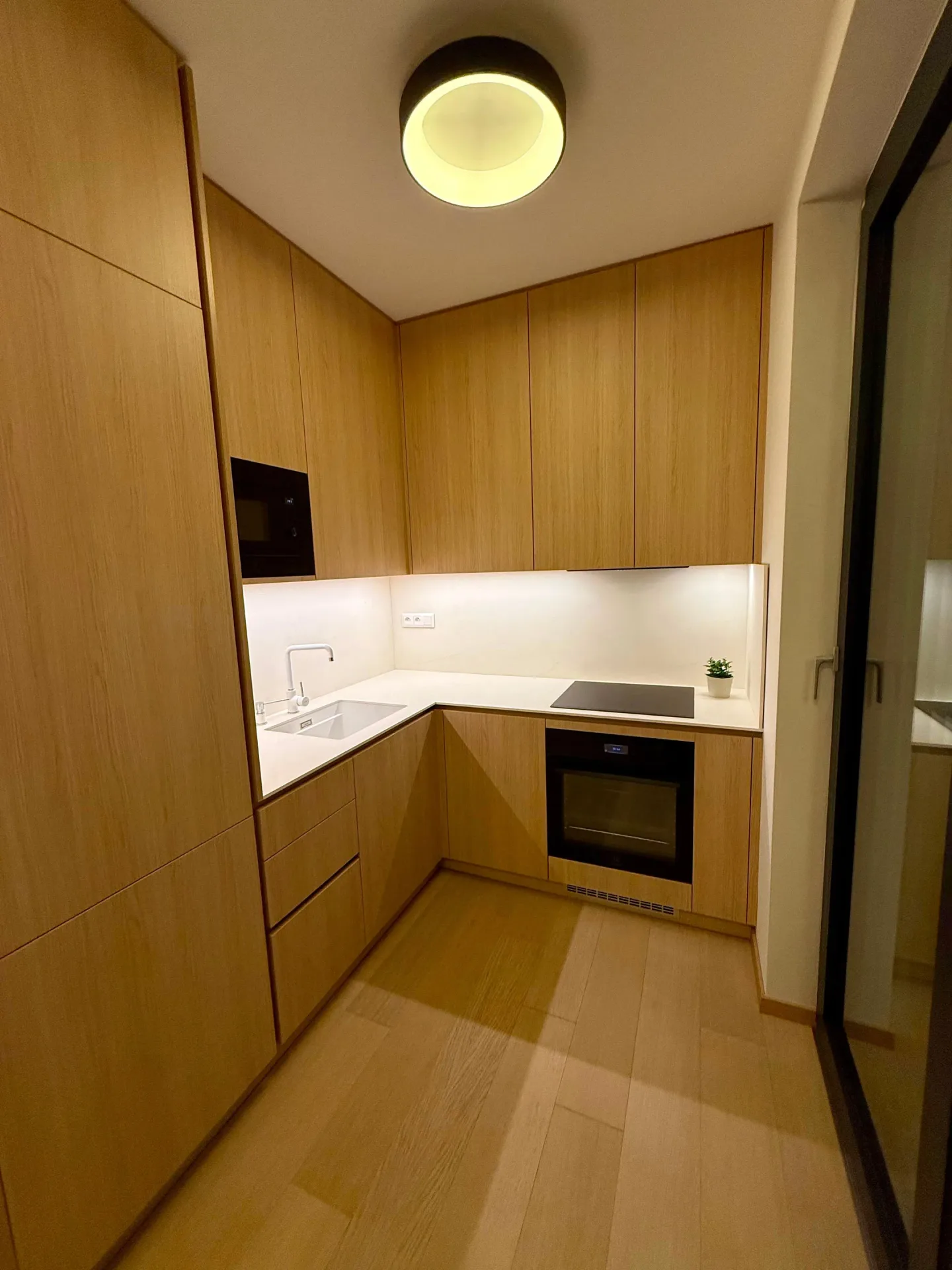 PRENÁJOM | NADŠTANDARDNÝ 2-IZBOVÝ BYT | PRÍSTAVNÁ 1 | TERASA 25 m² | GARÁŽOVÉ STÁTIE