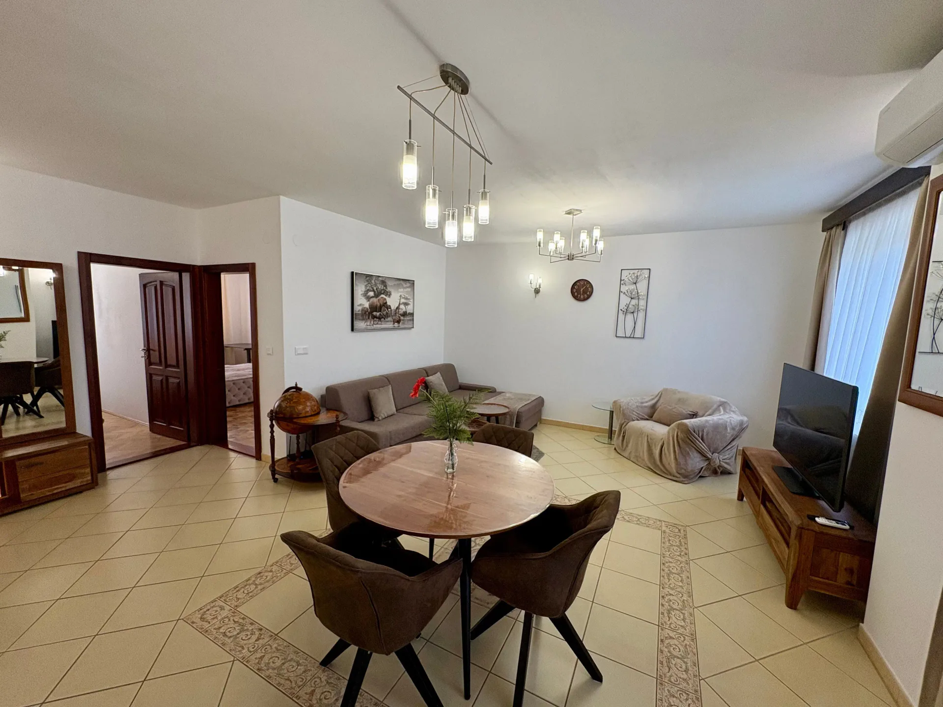 PRIESTRANNÝ 3- IZBOVÝ BYT 86 m² S BALKÓNOM – ŠUSTEKOVA, PETRŽALKA \| KOMPLETNE ZARIADENÝ \| IHNEĎ VOĽNÝ