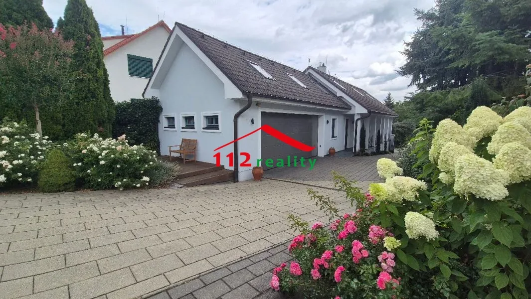 Klimatizovaný 4 izbový rodinný dom 170 m² s dvojgarážou vo vidieckom štýle, pod lesom, Bratislava IV, Dúbravka