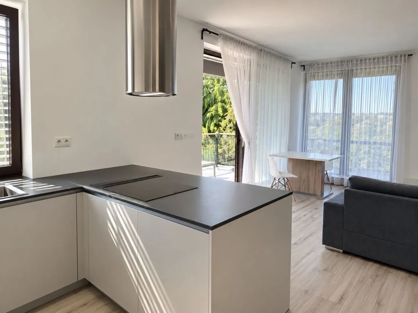 PET FRIENDLY | Moderný 2-izbový byt pri Horskom parku | Garáž • Balkón