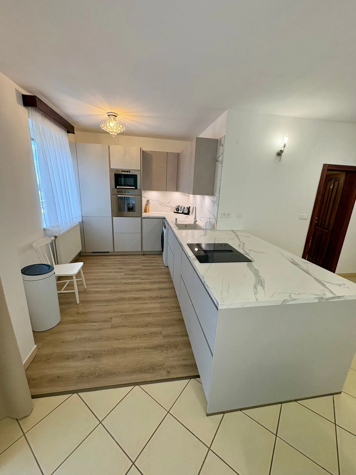 PRIESTRANNÝ 3- IZBOVÝ BYT 86 m² S BALKÓNOM – ŠUSTEKOVA, PETRŽALKA \| KOMPLETNE ZARIADENÝ \| IHNEĎ VOĽNÝ