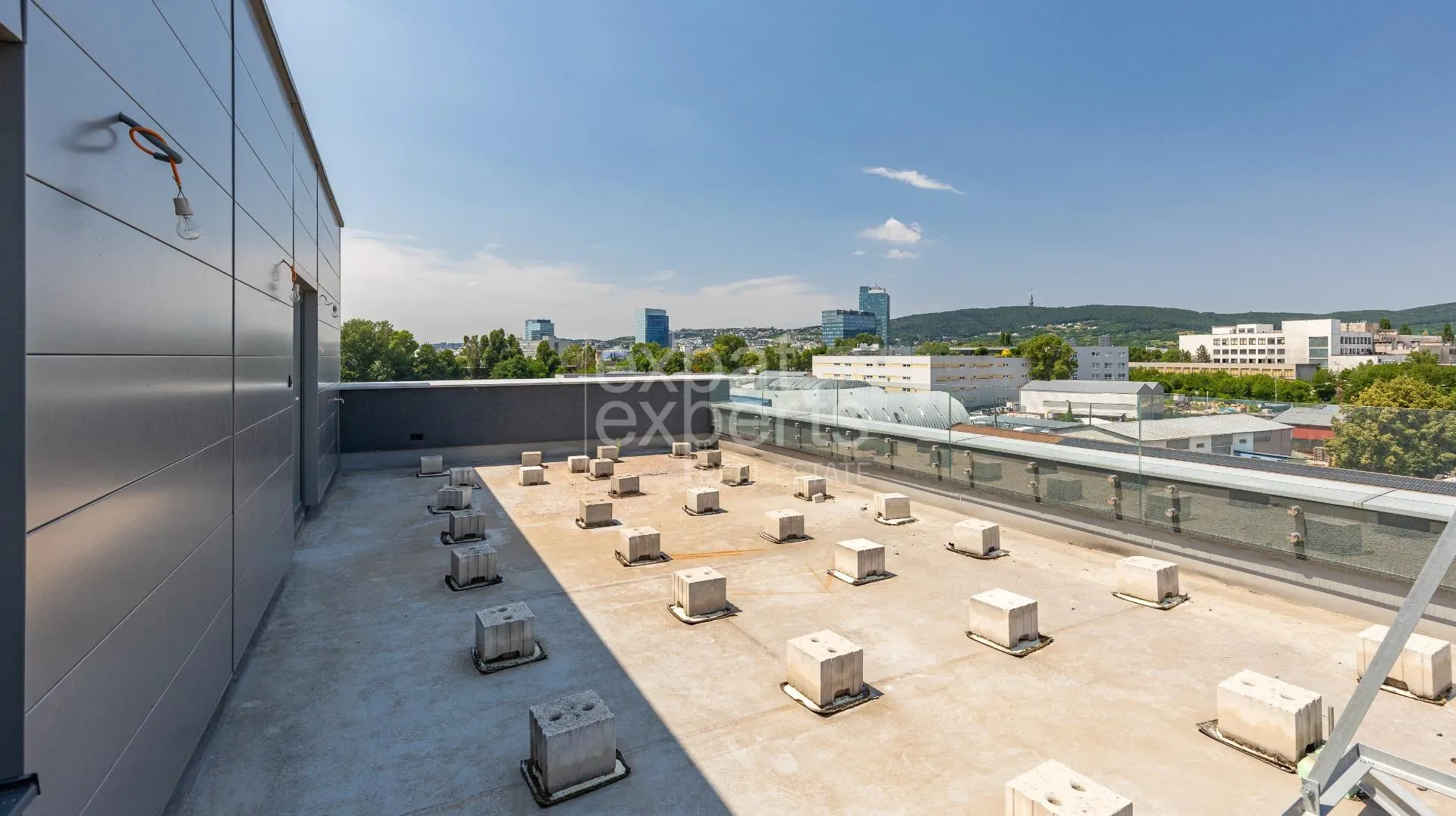 REZERVOVANÉ Slnečný služobný 1i byt 85 m2, s terasou 60 m2 s výhľadom