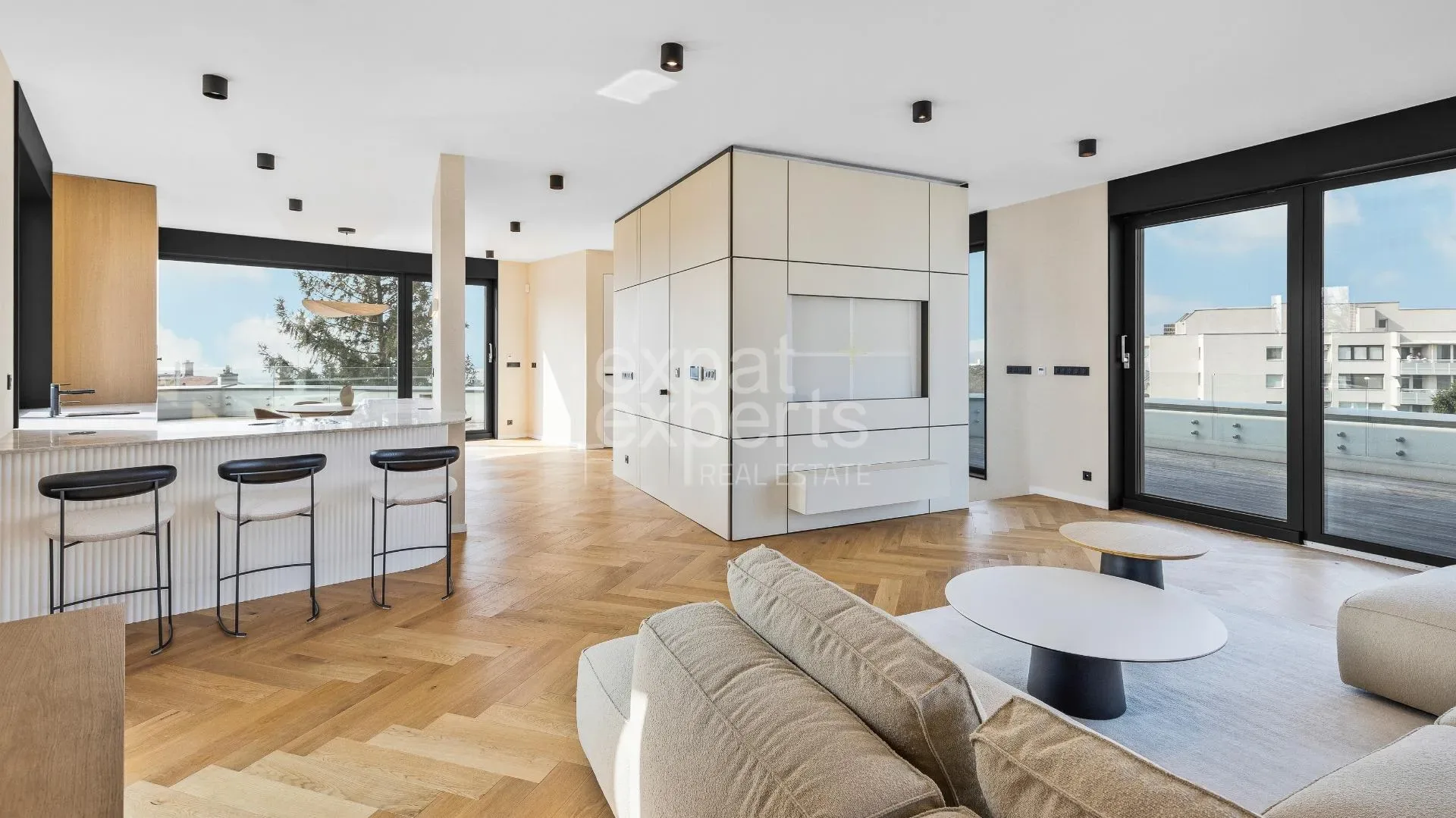 Luxusný, dizajnový 5i mezonet 250m2, 3x terasa, dvojgaráž, vo vile