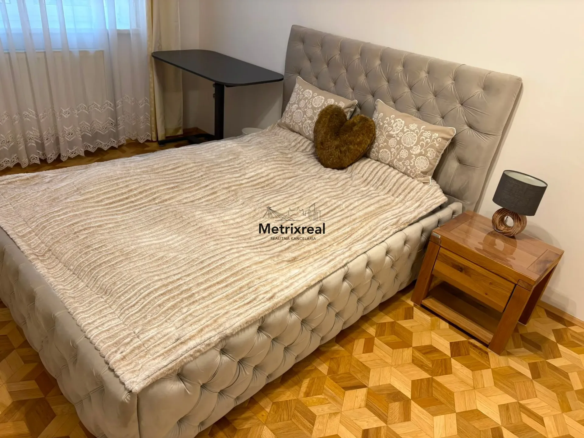 LUXUSNÝ 3-IZBOVÝ BYT S BALKÓNOM NA PRENÁJOM | ŠUSTEKOVA – PETRŽALKA