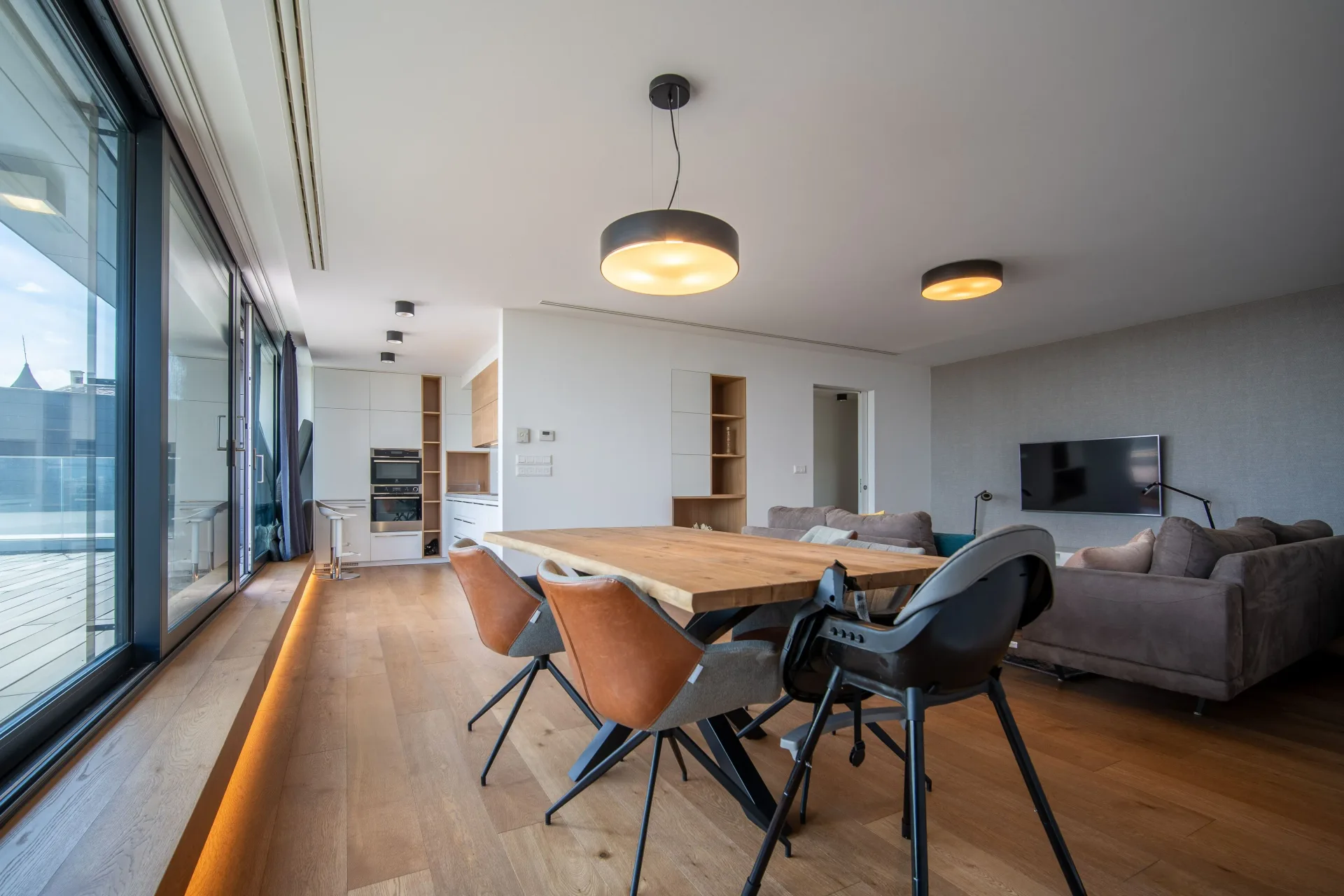 Prenájom exkluzívny 3-izbový byt 95 m² + terasa 46 m² v prestížnej lokalite Slavín, ulica Na Štyridsiatku – Bratislava (Staré Mesto) + parking