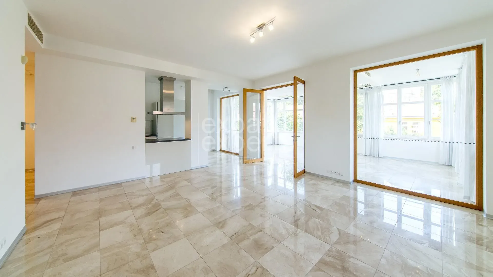 Svetlý 3i byt 138 m2, nezariadený, HLBOKÁ RESIDENCE