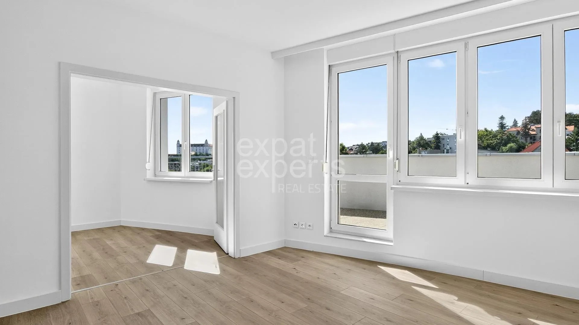 Svetlý 3i byt 114 m2, nezariadený,A/C, terasa, parkovanie,výhľad na hrad