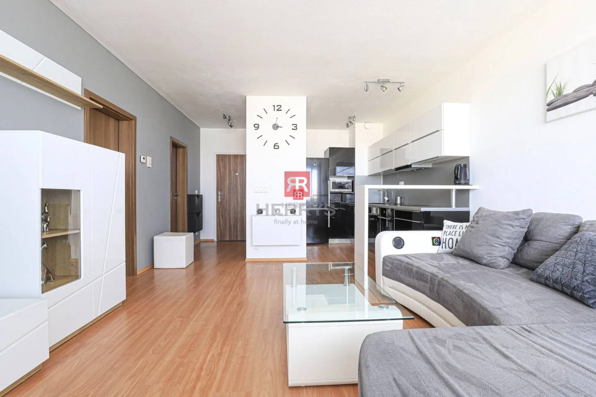 HERRYS - Na prenájom kompletne zariadený 2 izbový byt s balkónom a garážovým státím v Petržalke