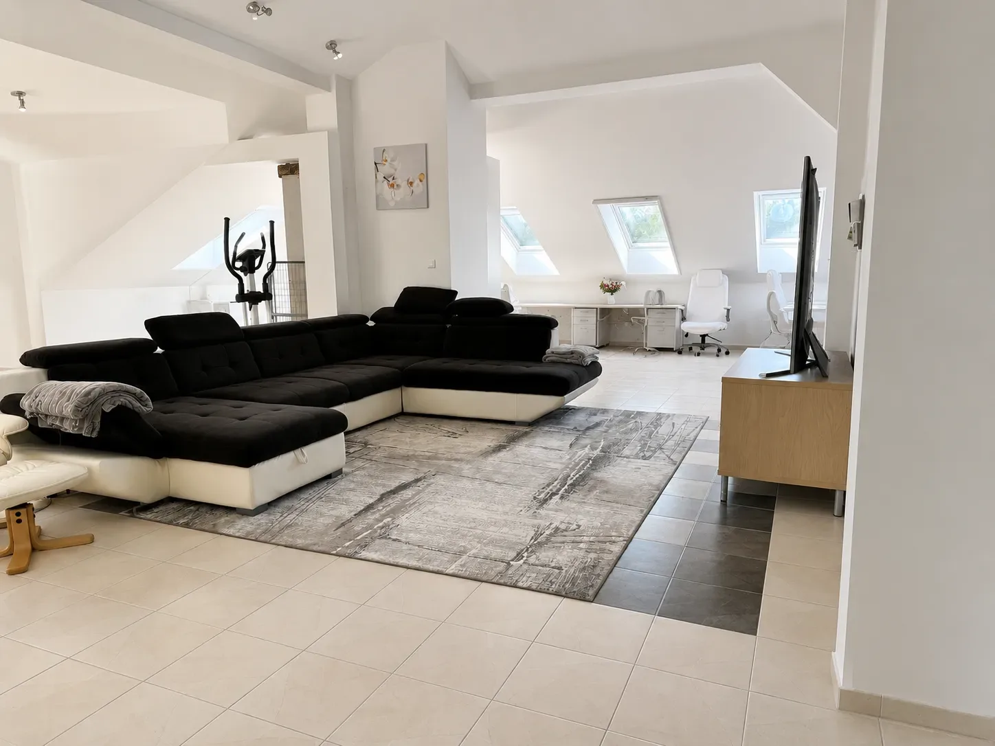 Vzdušný presvetlený 230m2 4i byt, v dvojbytovej vile, petfriendly, parkovanie, na skok do lesa, k jazeru a MHD.