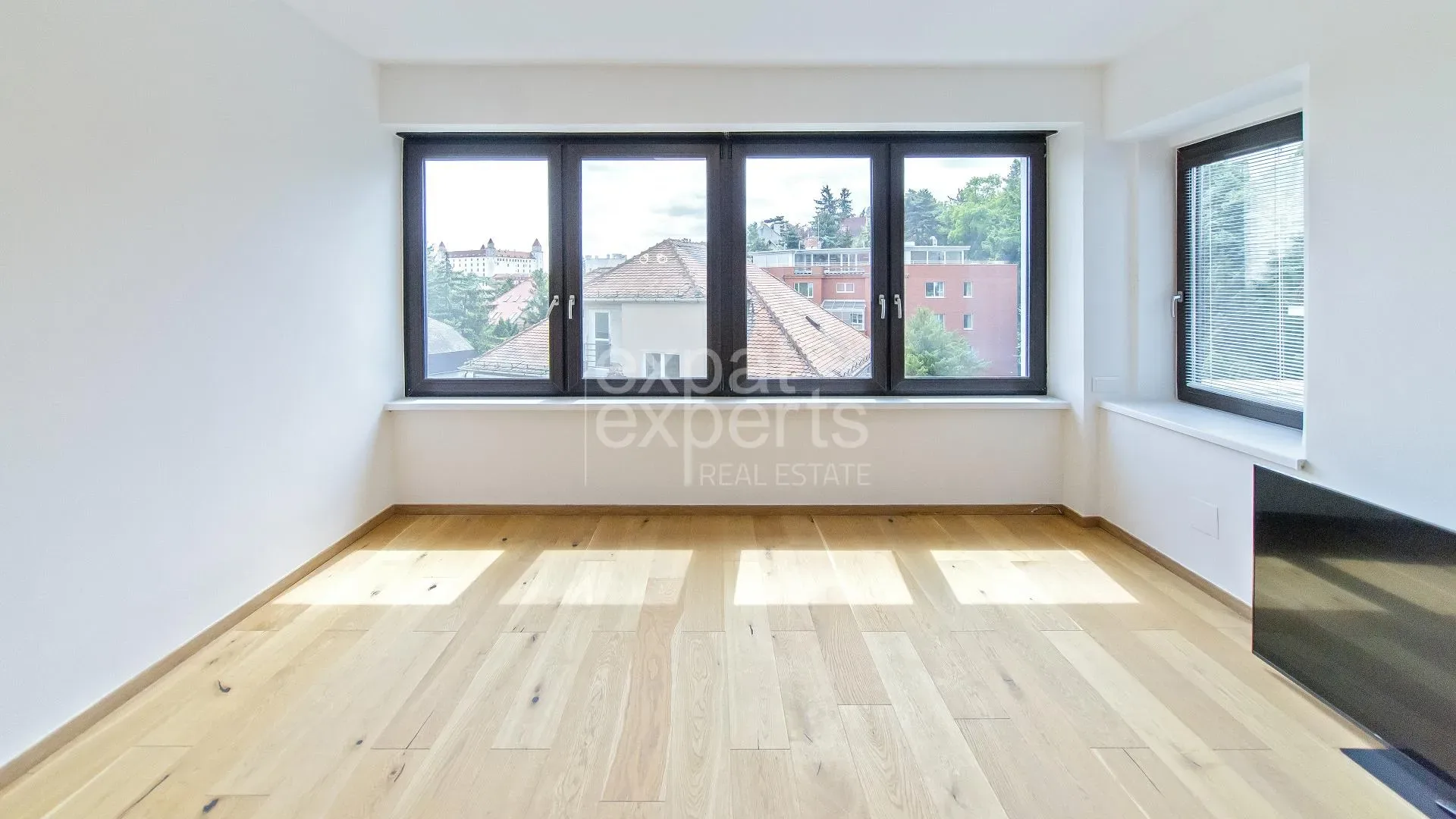 Výnimočný 4i byt 106m2 vo vile, terasa 35m2, krb, výhľad na hrad