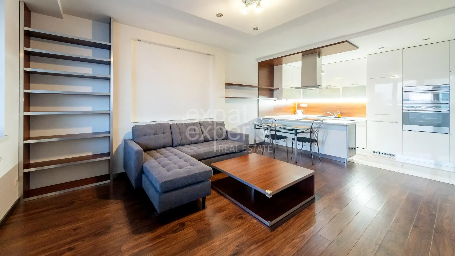 Moderný 2i byt 56 m2, klimatizácia, so zasklenou lodžiou a parkovaním