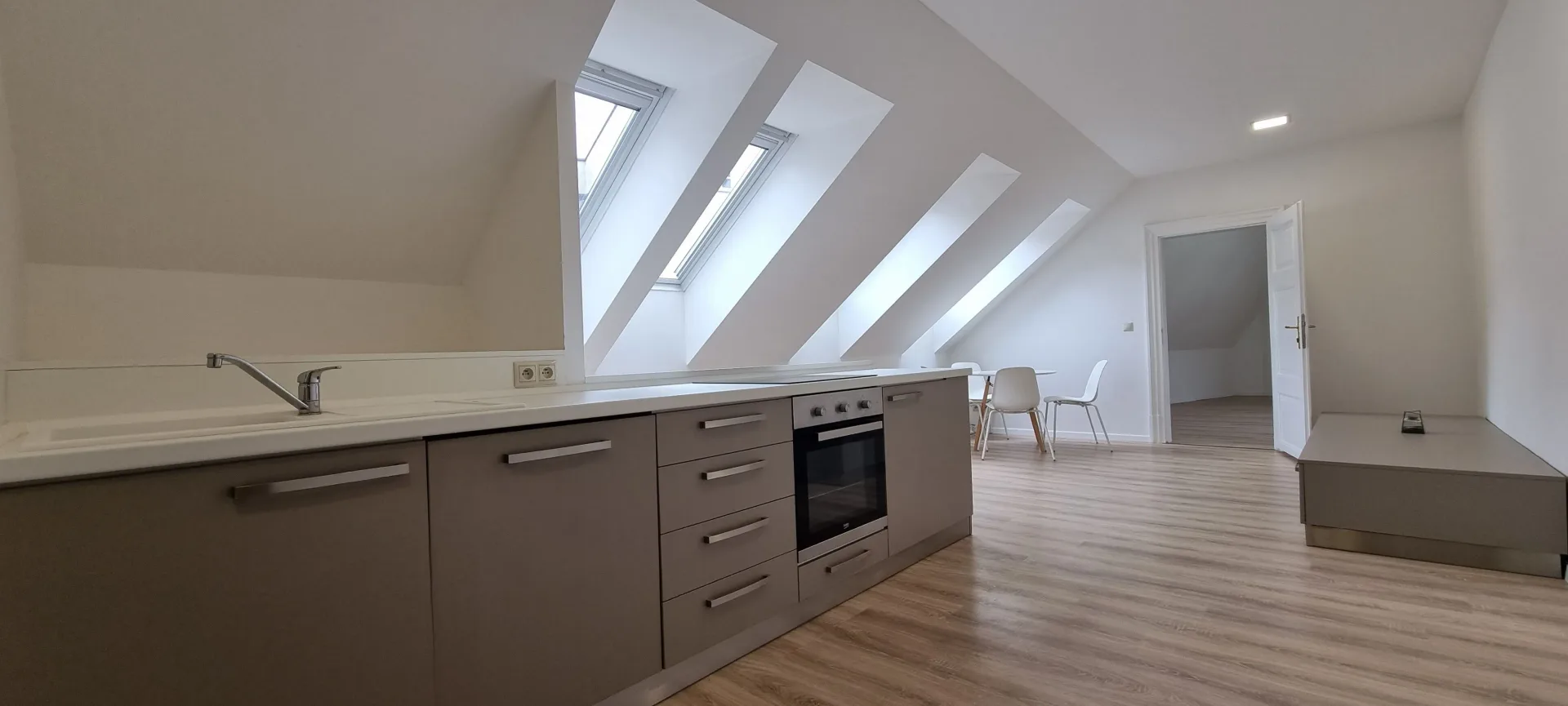 MODERNÝ KLIMATIZOVANÝ 3i. APARTMÁN 74,3m2 NA HLAVNOM NÁMESTÍ V CENTRE BRATISLAVY / STARÉ MESTO.