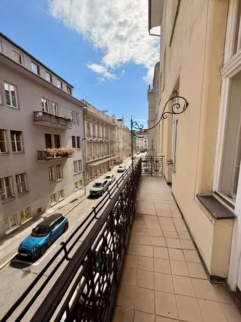 3-izbový byt v Starom Meste blízko Prezidentského paláca / 3-bedroom apartment near the Presidential Palace (BA - Old Town))