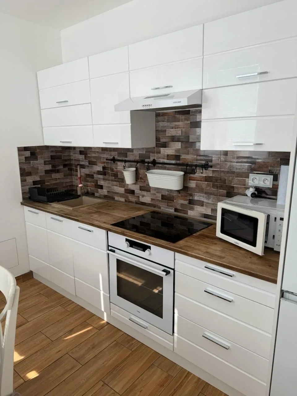 Kompletne zariadený, klimatizovaný 1-izbový byt 32m2 s balkónom.