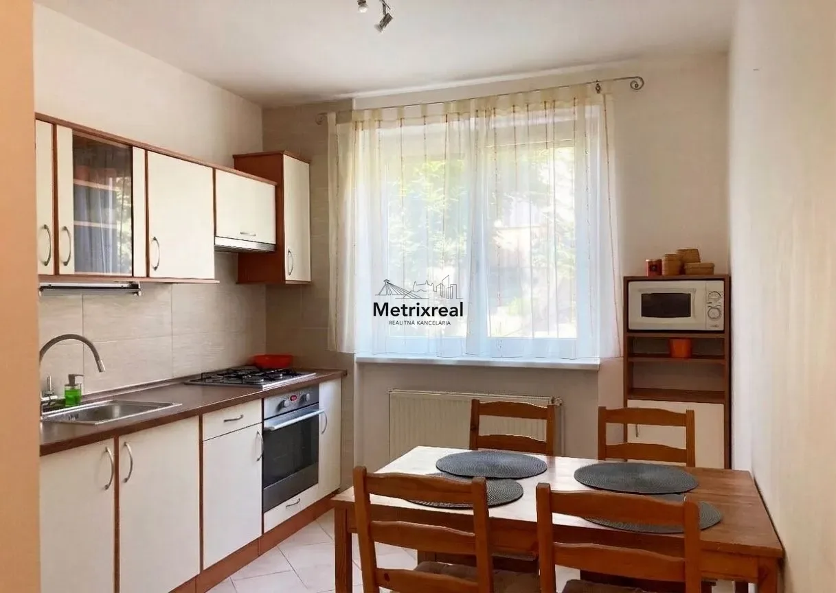 Priestranný 3-izbový byt pri Kamzíku (Pet-friendly, 1. poschodie, balkón na juh)