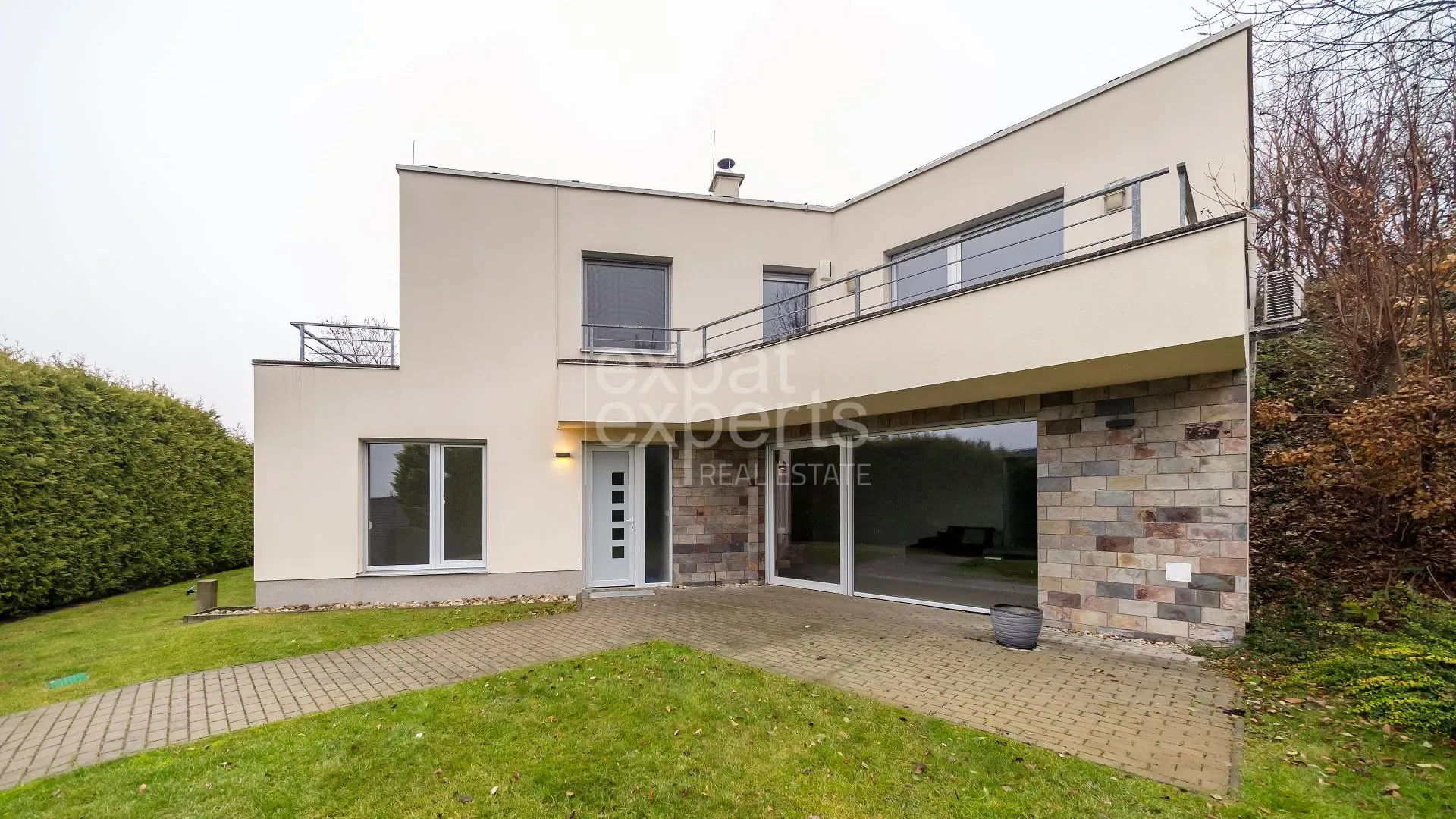 Nadštandardný 6i RD 270 m2, so záhradou a dvoj-garážou
