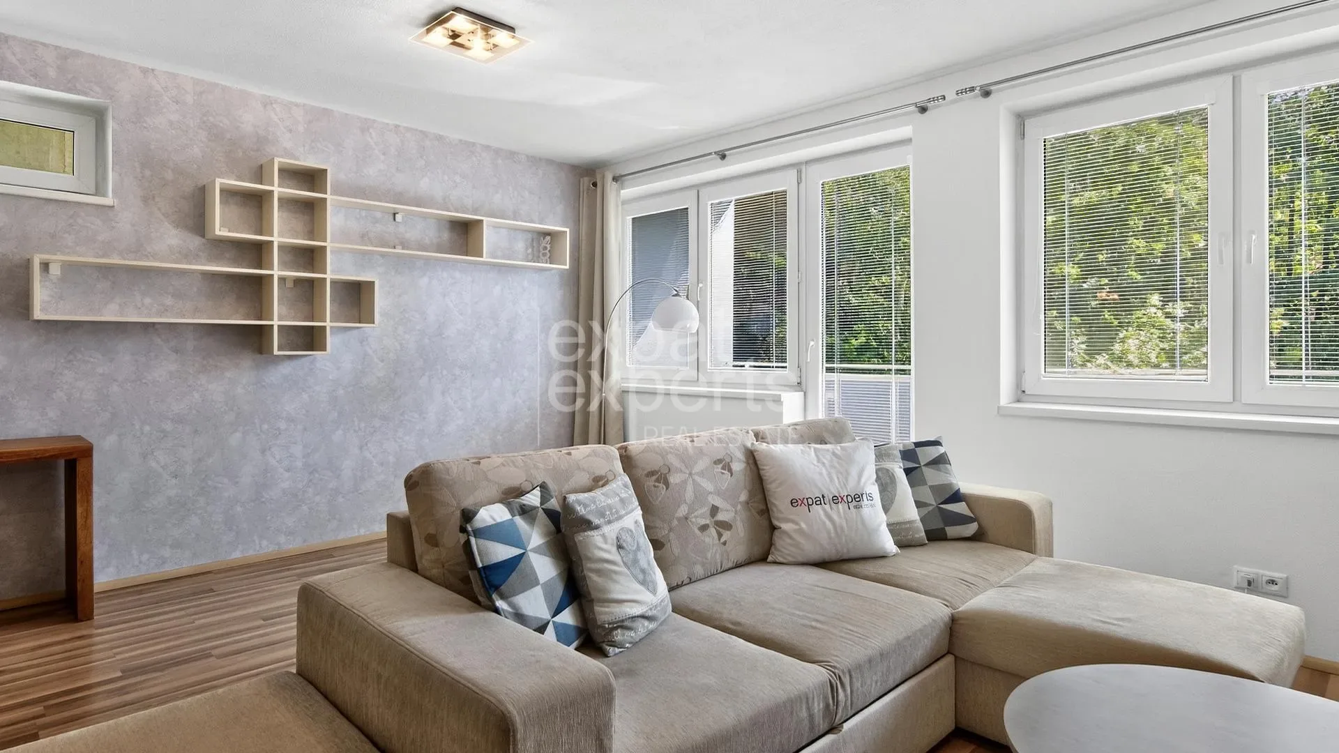 Priestranný, príjemný 2i byt 73 m2, klimatizácia, s lodžiou a parkovaním
