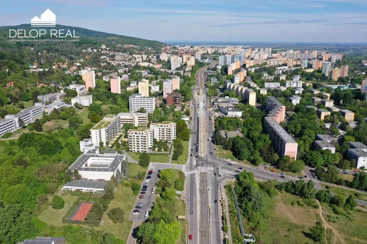 Pod lesom úplne nový 2-izbový byt, ešte neobývaný – balkón a garážové státie