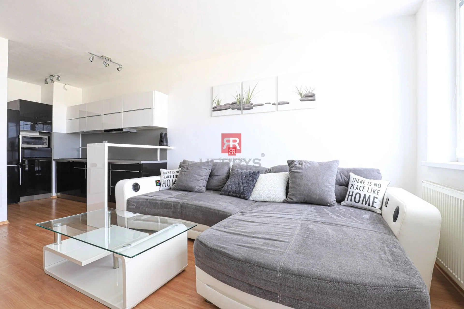 HERRYS - Na prenájom kompletne zariadený 2 izbový byt s balkónom a garážovým státím v Petržalke