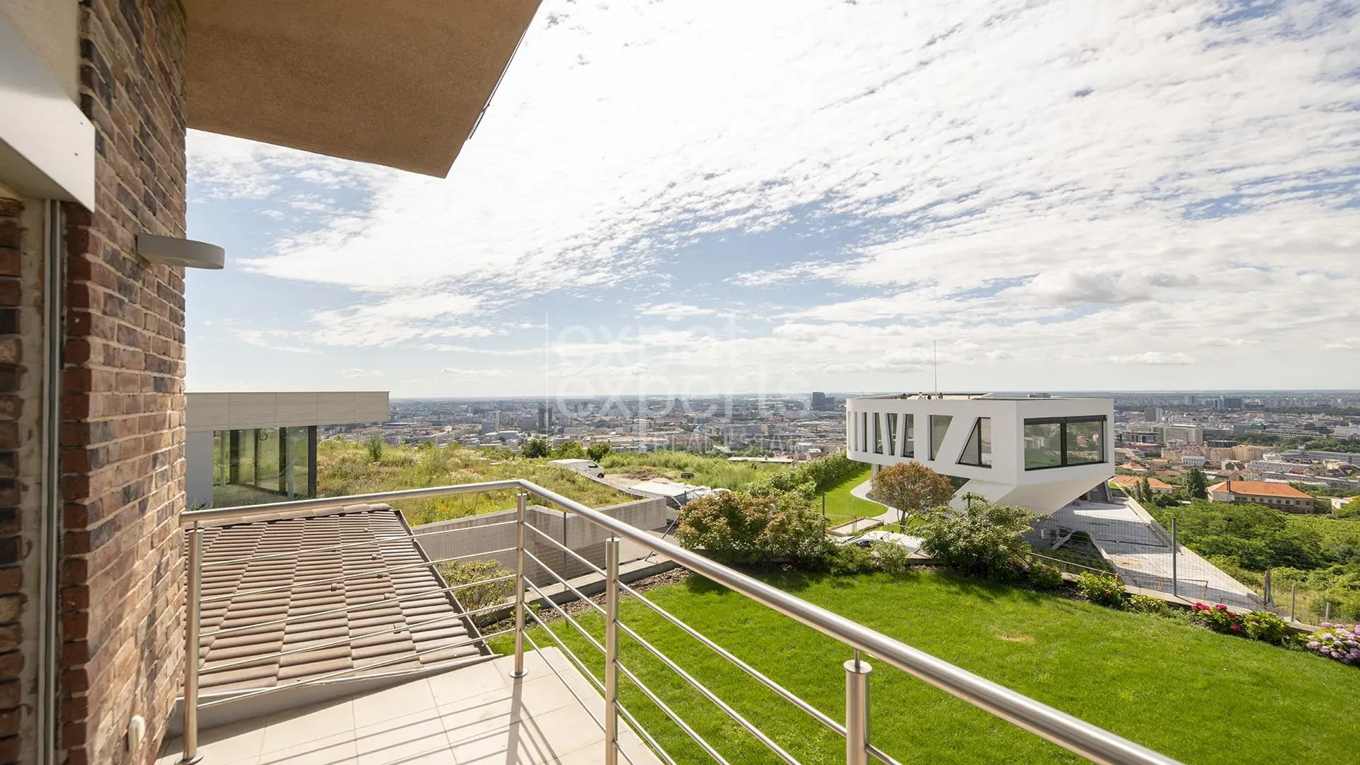 Priestranný 7i rodinný dom 660m2, so záhradou a bazénom, Koliba