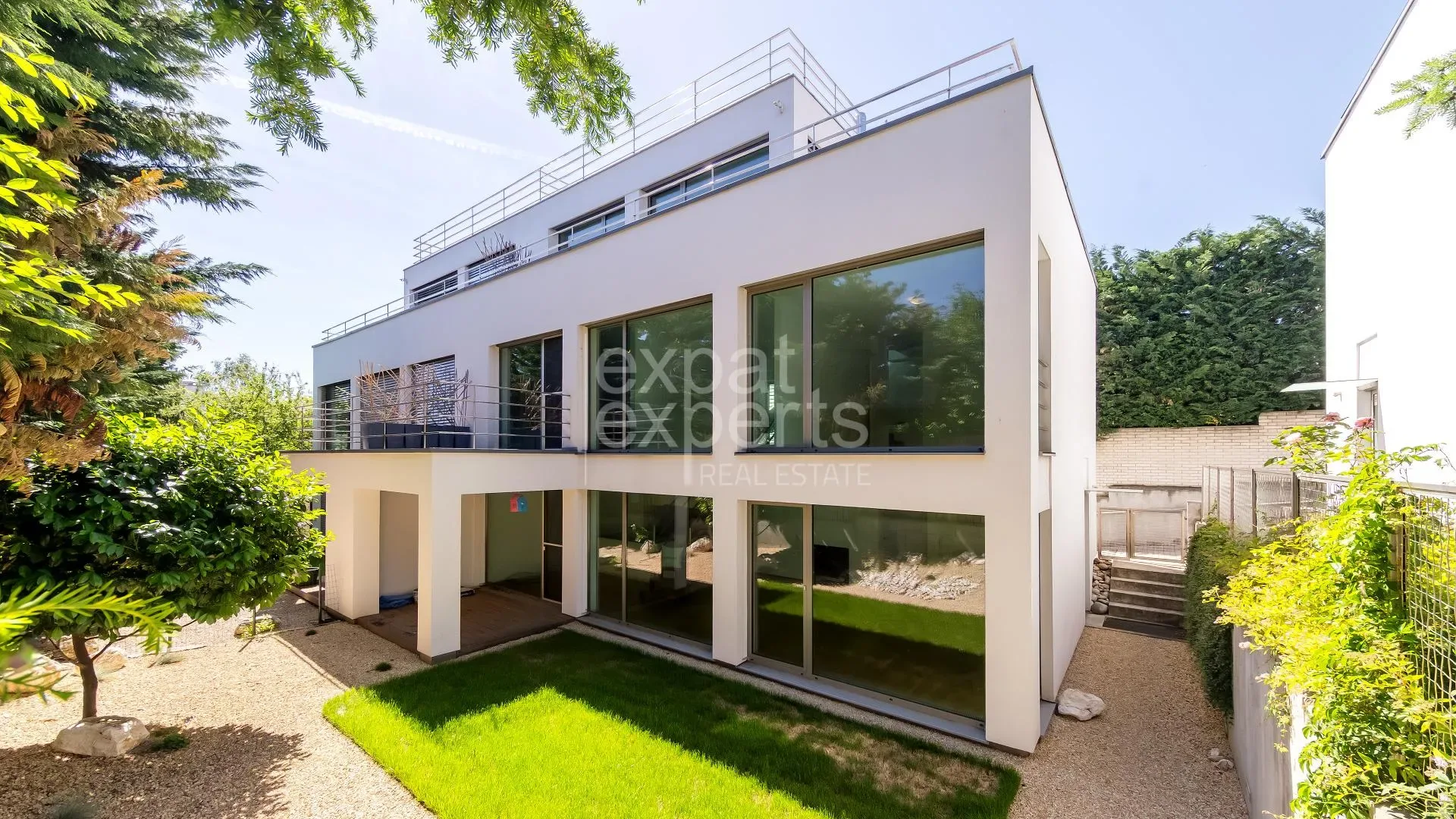 Moderný 5i RD, 165m2, garáž, priestranné terasy, krb, súkromná ulica