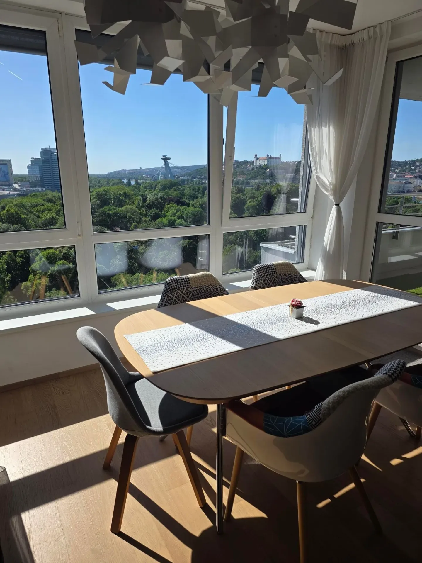 Na prenájom luxusný 3-izbový byt s výhľadom, 2 loggiami a parkovaním – Krasovského, Bratislava