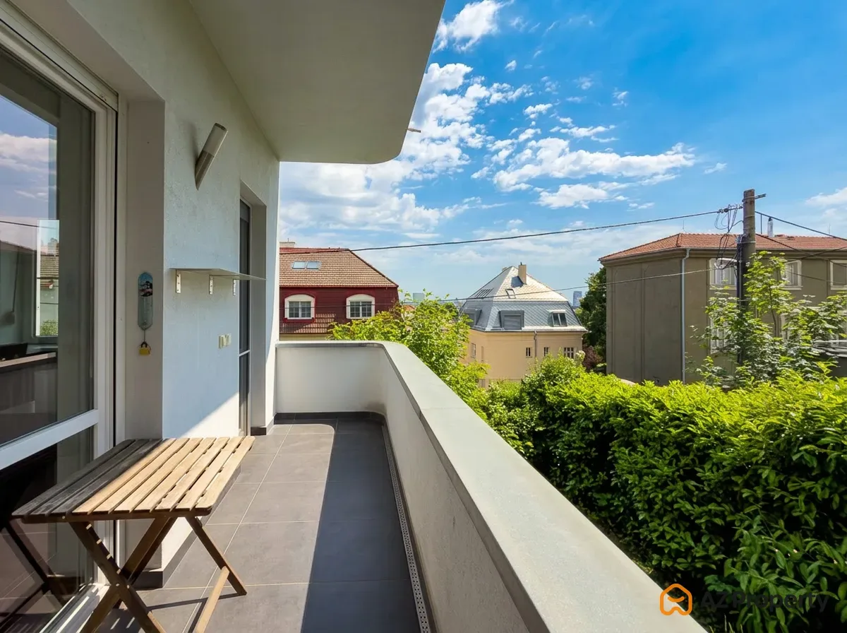 AZ PROPERTY* ponúkame na prenájom elegantný a veľkoryso riešený 3-izbový byt s balkónom situovaný v komornej mestskej vile na Bradlianskej ulici