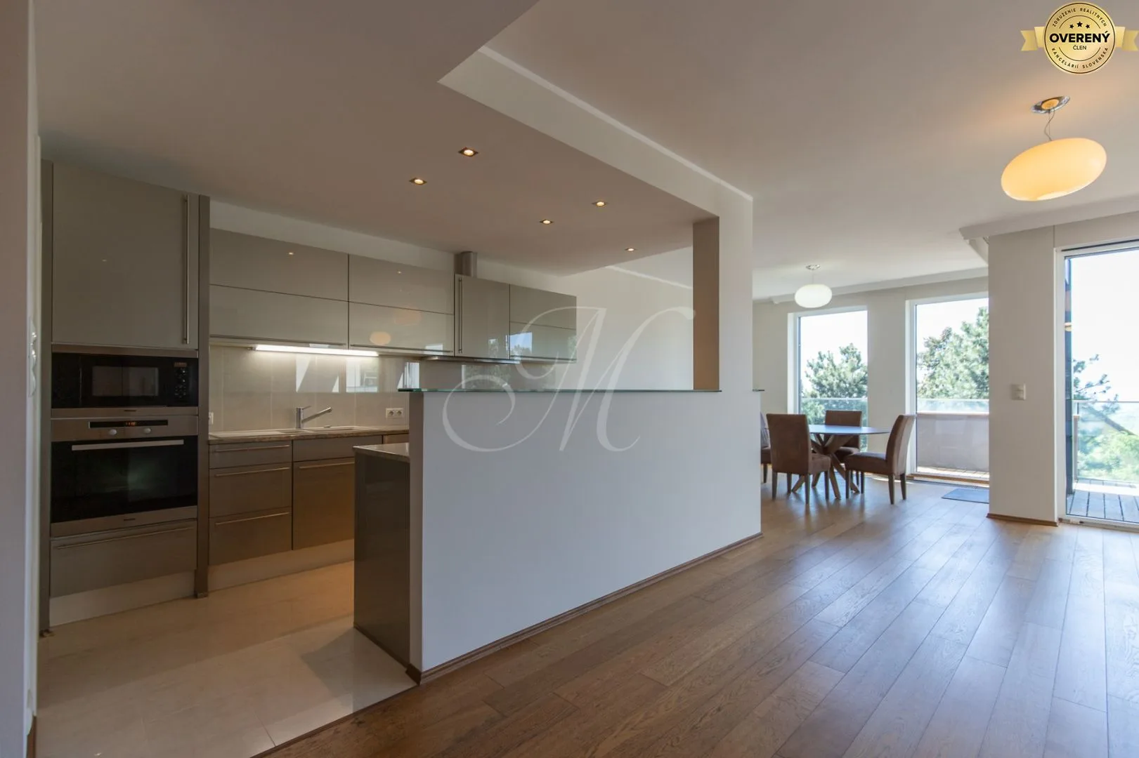 METROPOLITAN │ Moderný 2-izbový byt s balkónom, Staré Mesto