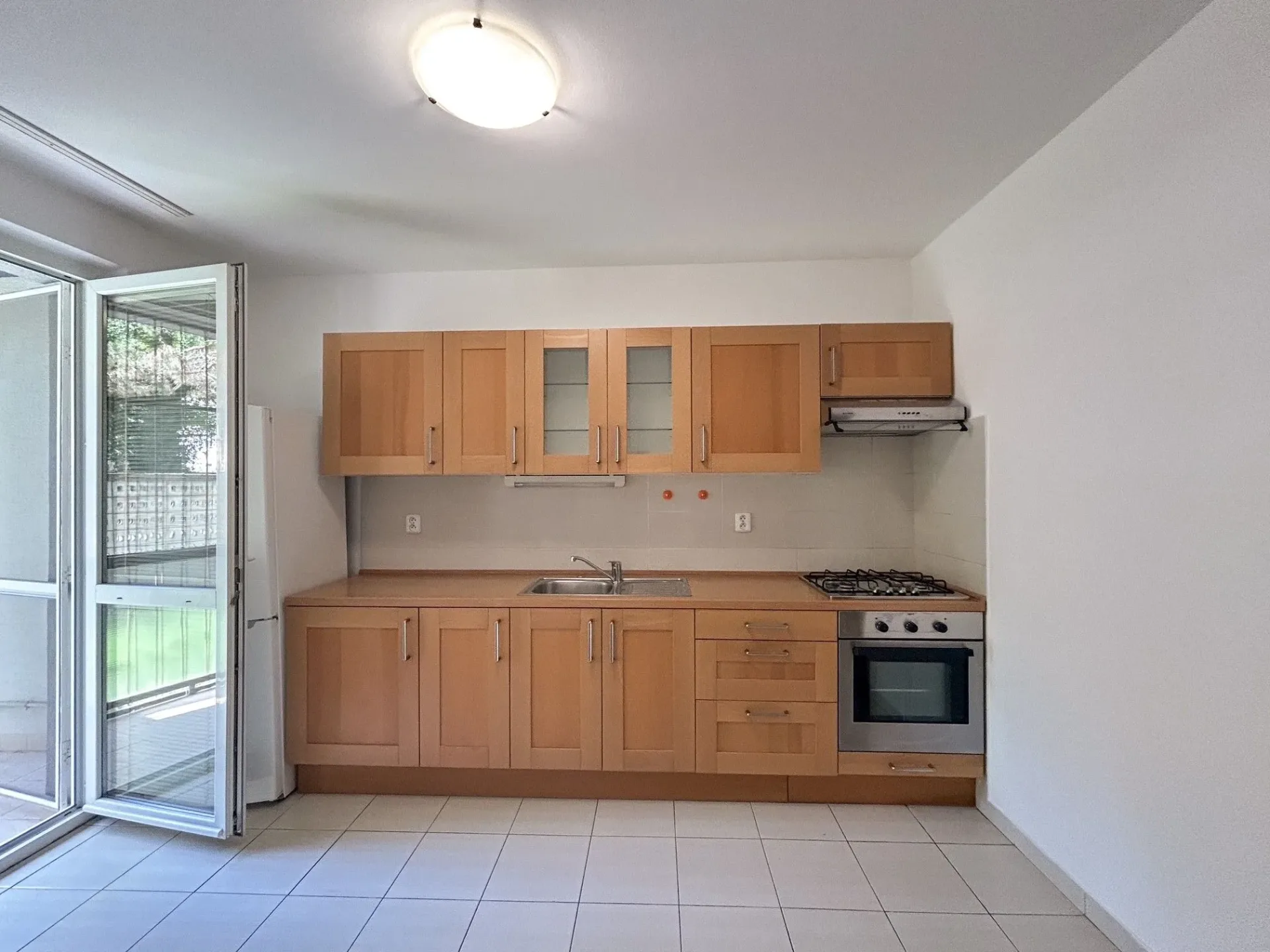 Nezariadený 3-izbový byt s predzáhradkou 26m2, Kohútova