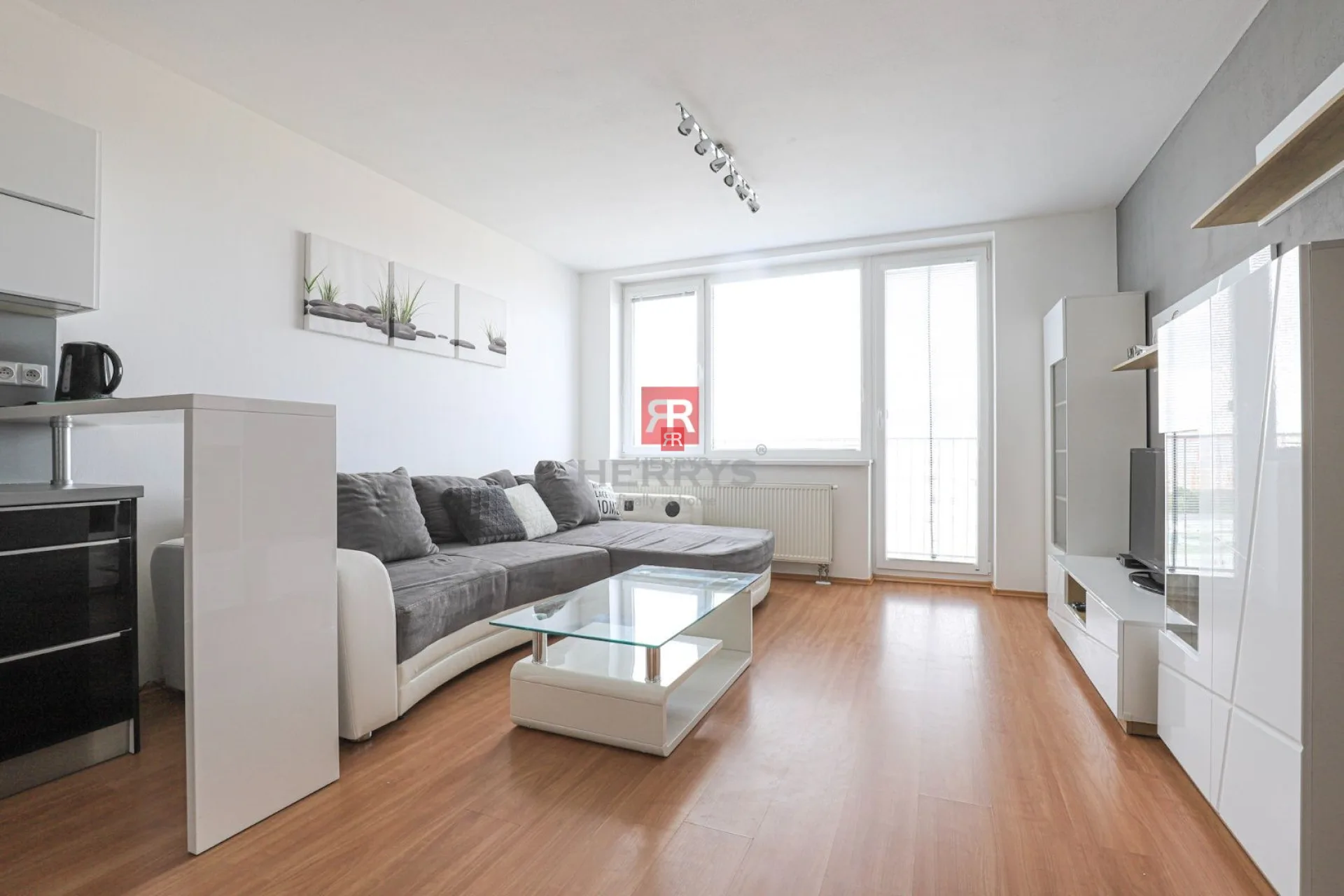HERRYS - Na prenájom kompletne zariadený 2 izbový byt s balkónom a garážovým státím v Petržalke