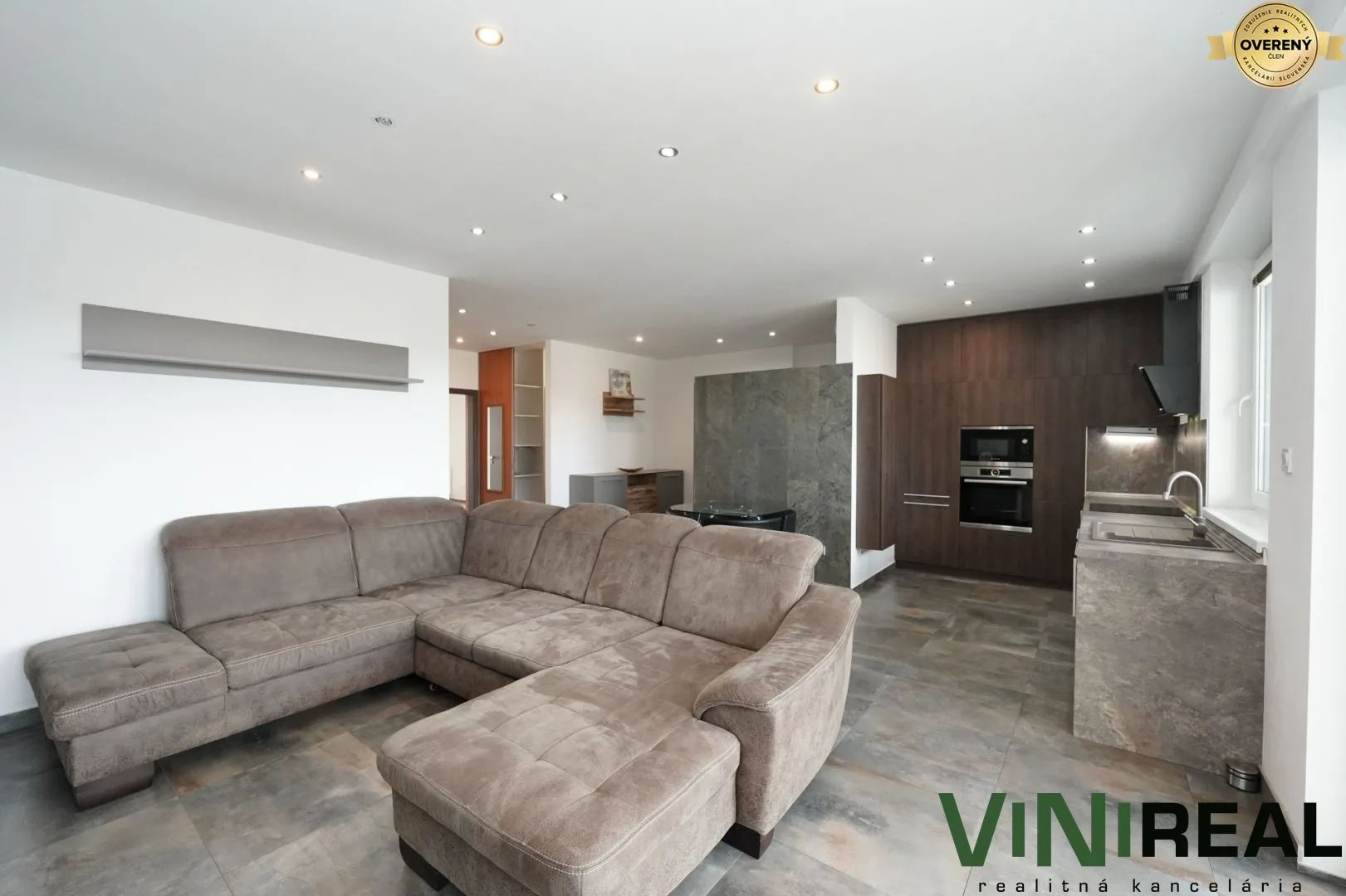 Moderný 3i byt s 2 balkónmi a garážovým státím v Axton Residence