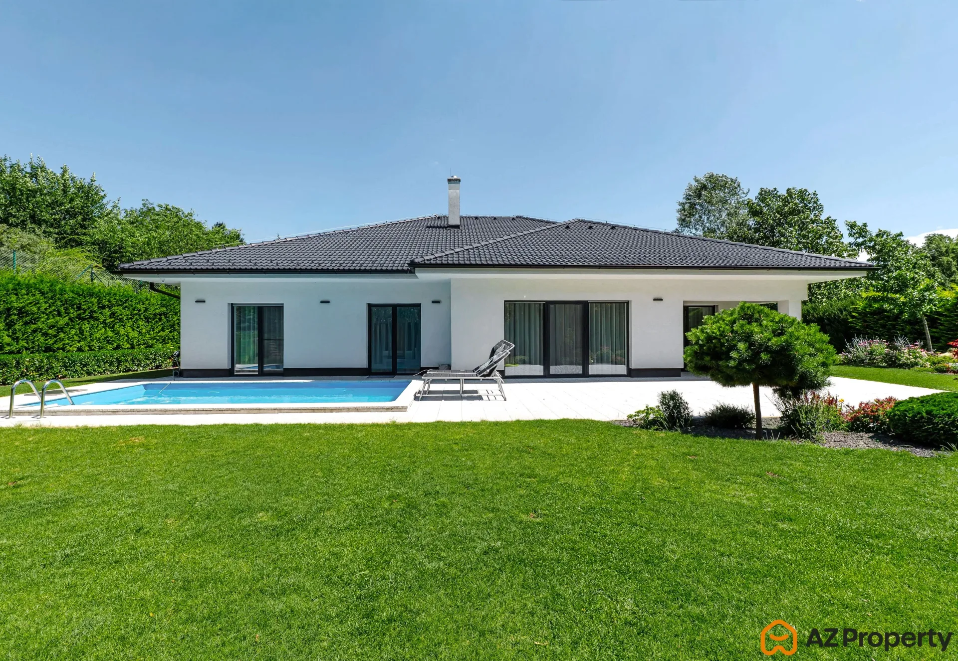 AZ PROPERTY* ponúkam na prenájom priestranný bungalov s bazénom a dokonale upravenou záhradou