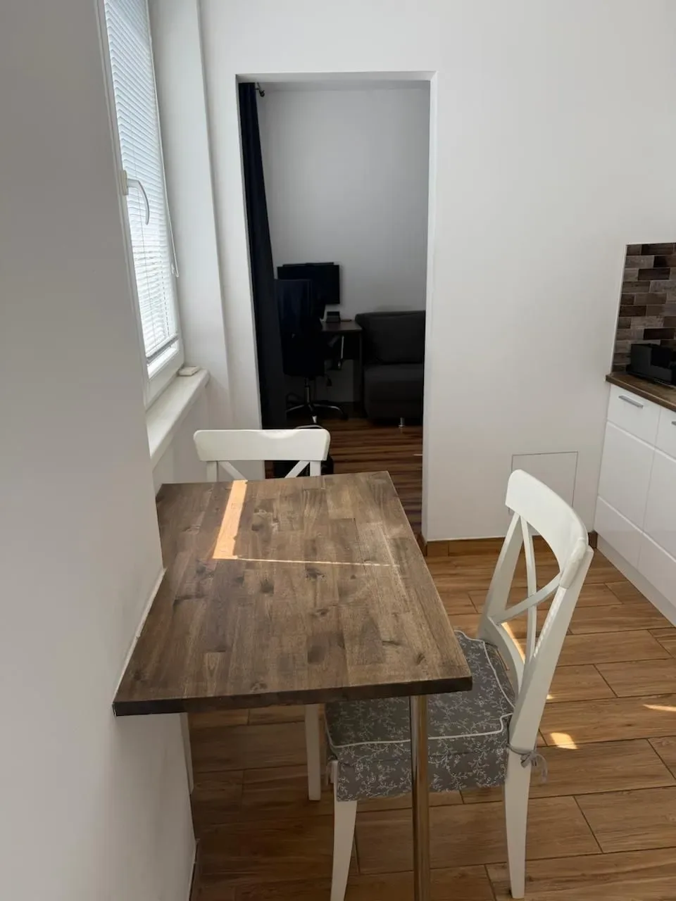 Kompletne zariadený, klimatizovaný 1-izbový byt 32m2 s balkónom.