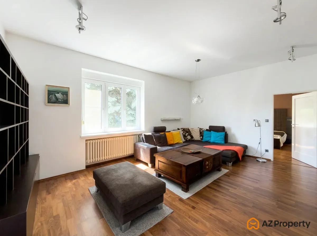 AZ PROPERTY* ponúkame na prenájom elegantný a veľkoryso riešený 3-izbový byt s balkónom situovaný v komornej mestskej vile na Bradlianskej ulici