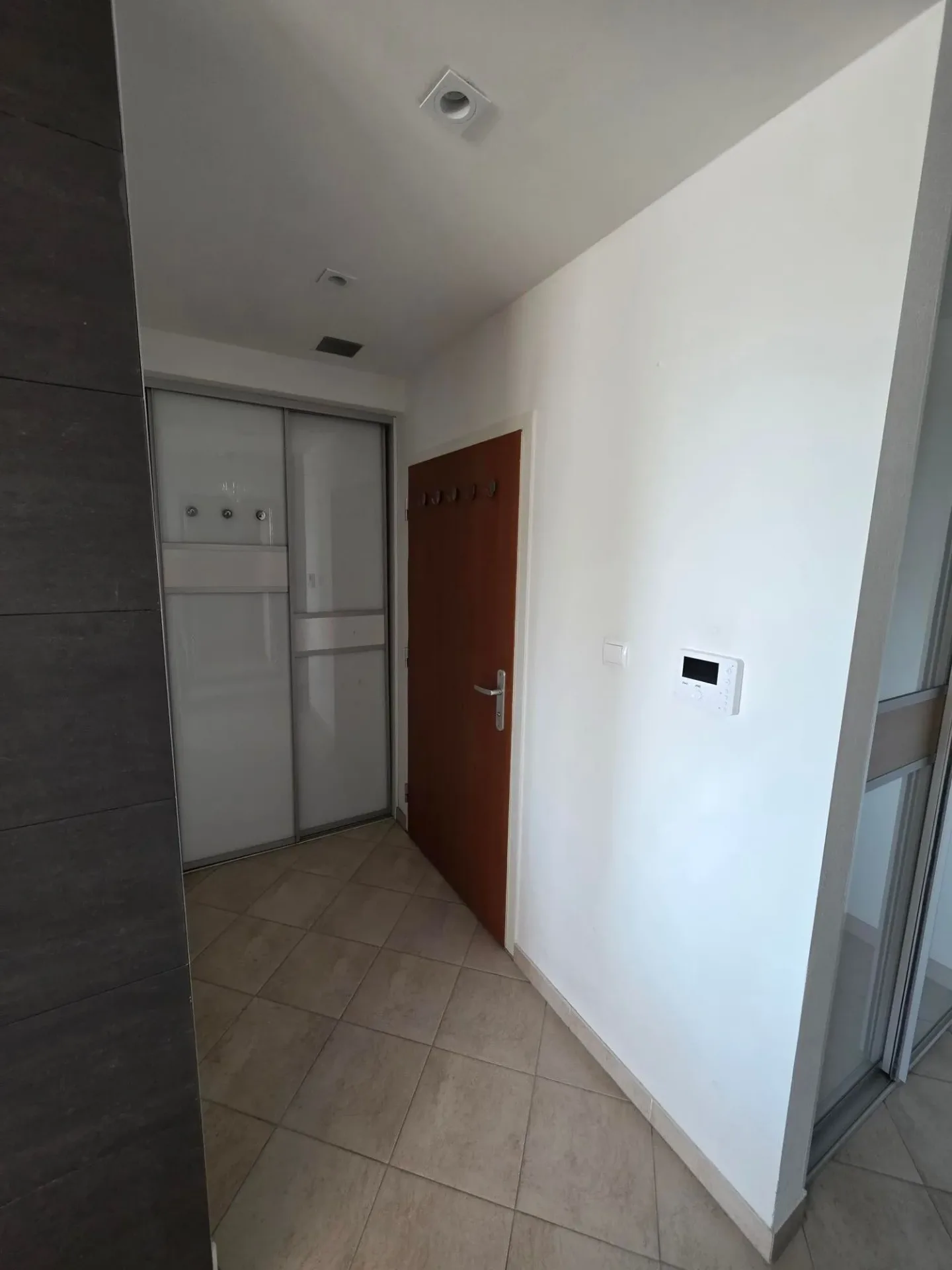 Na prenájom luxusný 3-izbový byt s výhľadom, 2 loggiami a parkovaním – Krasovského, Bratislava