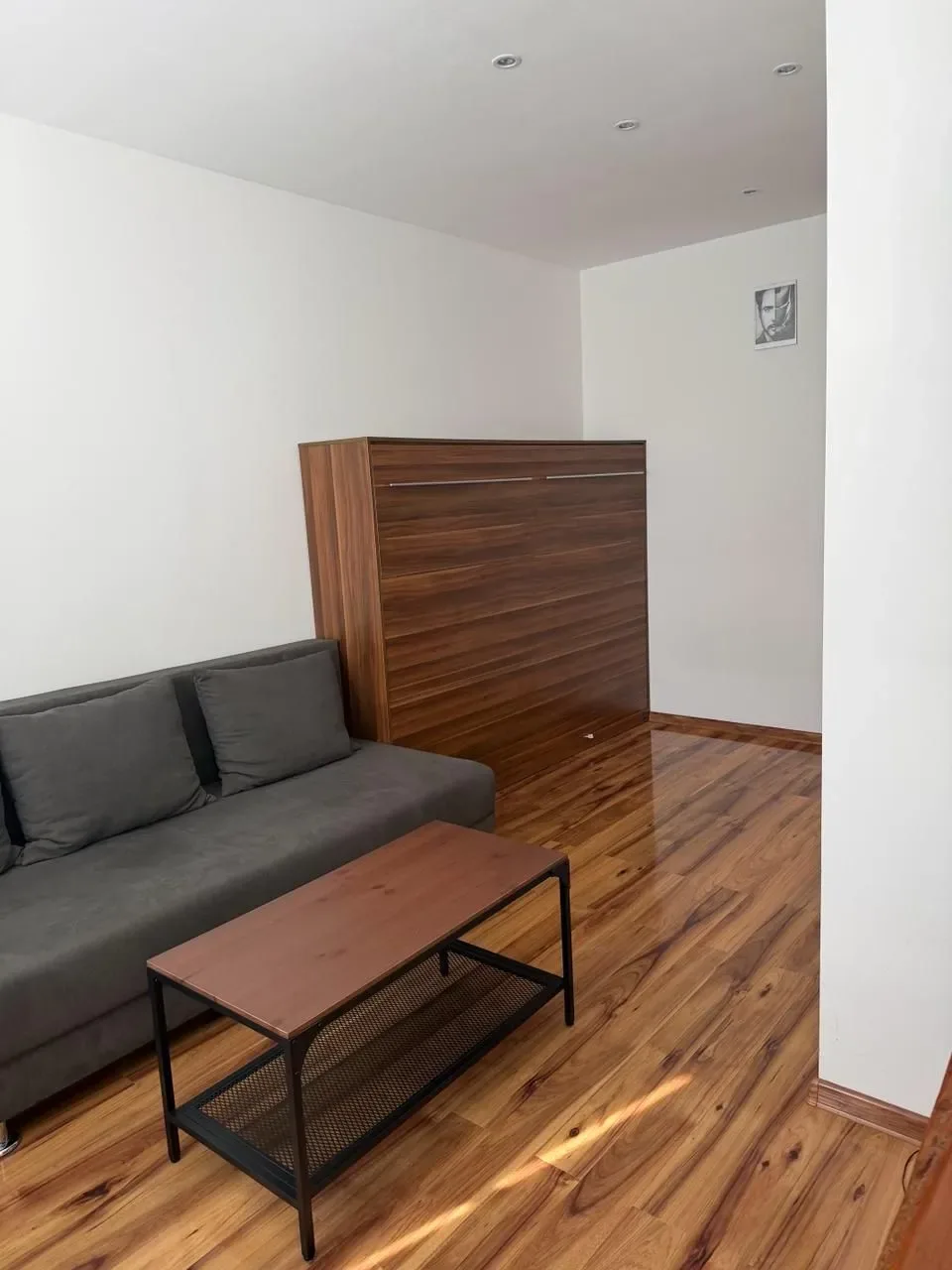 Kompletne zariadený, klimatizovaný 1-izbový byt 32m2 s balkónom.