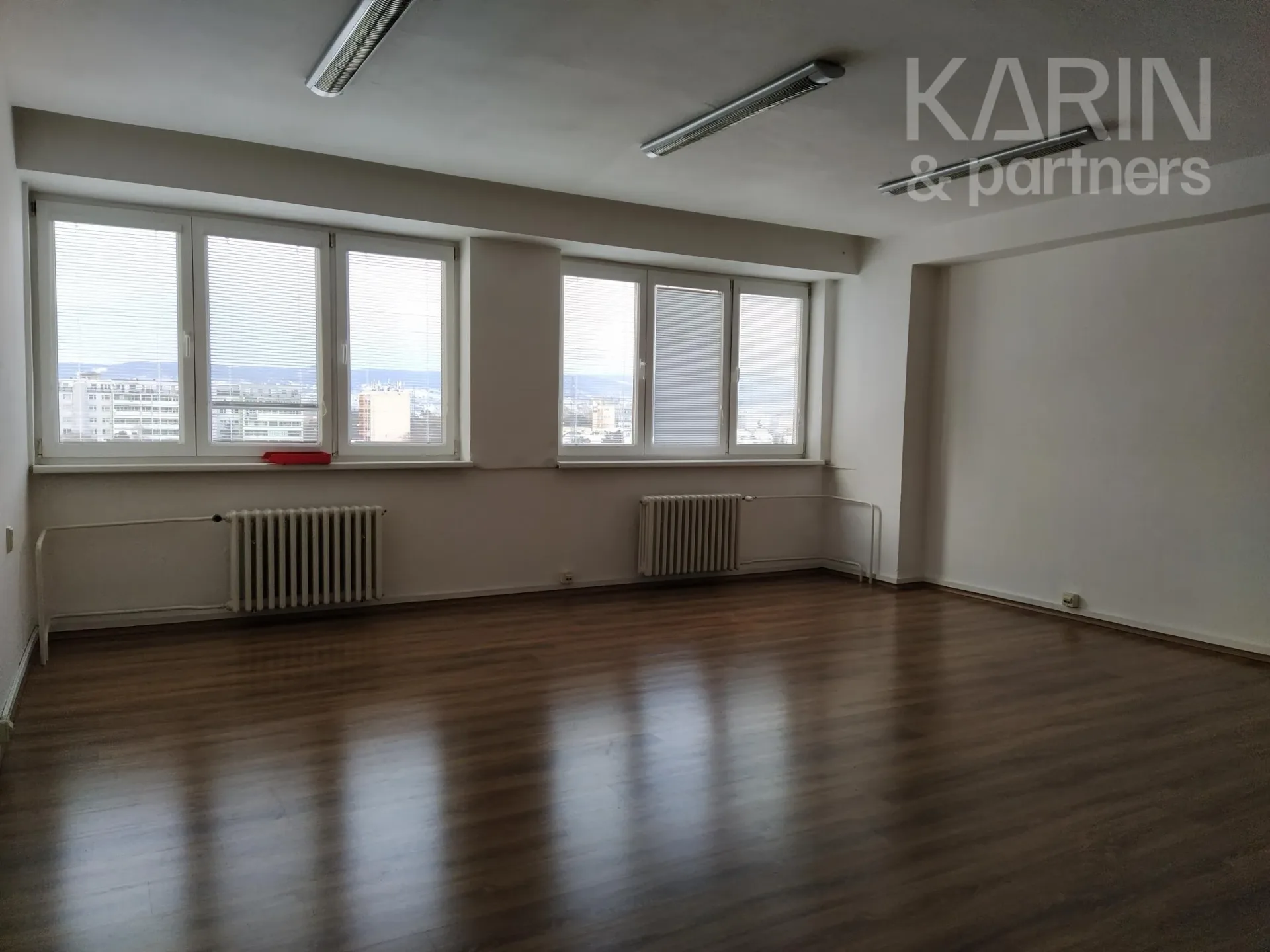 LEN: 400.-€/ mesiac s umývadlom! kancelária/ viacúčelová miestnosť 40m2 + parkovanie, Bulharská ul., BA II., Trnávka.