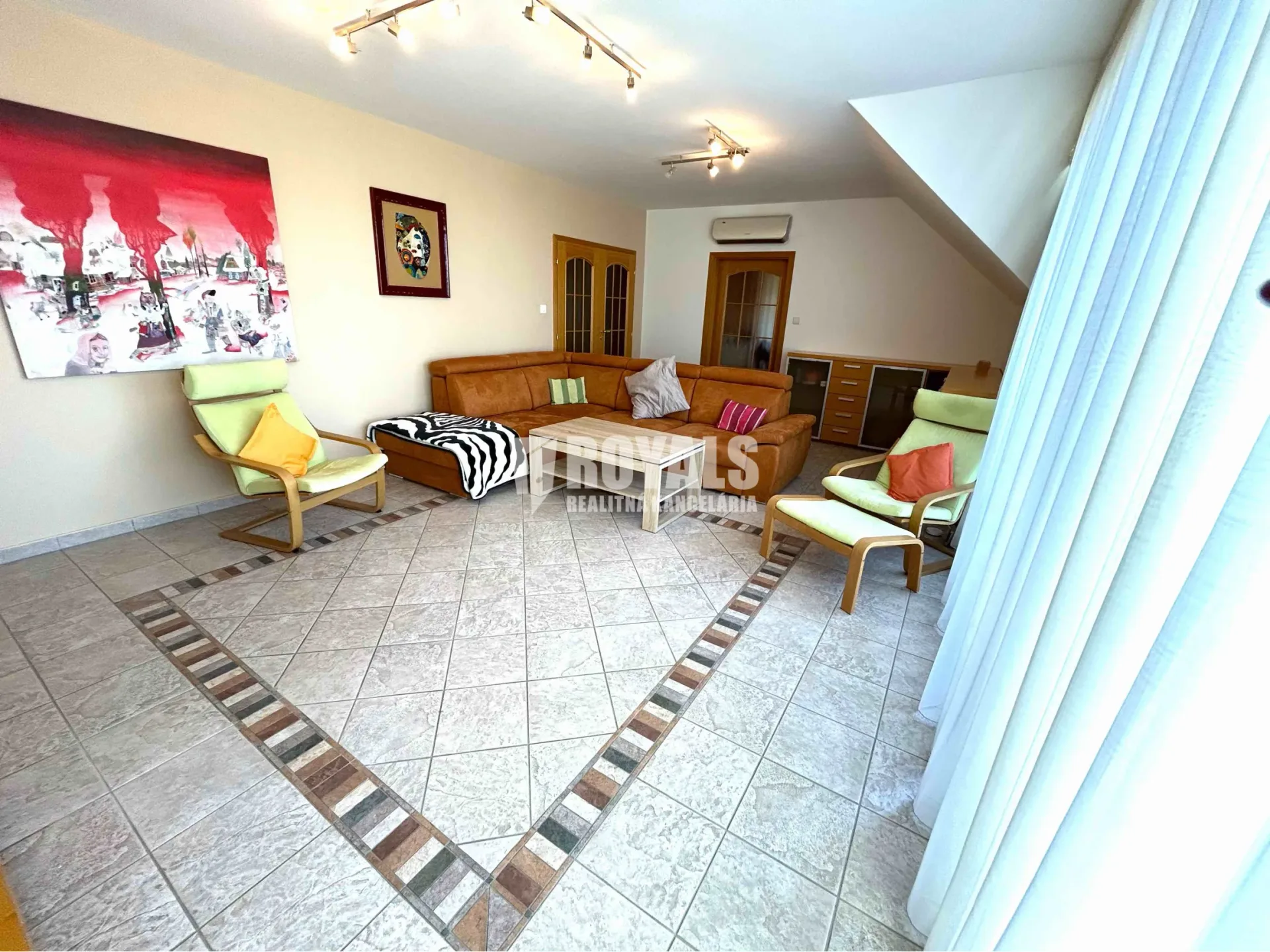Kompletne zariadený 4i byt na prenájom, balkón, terasa, garáž pre 2 autá + parking, Bratislava IV