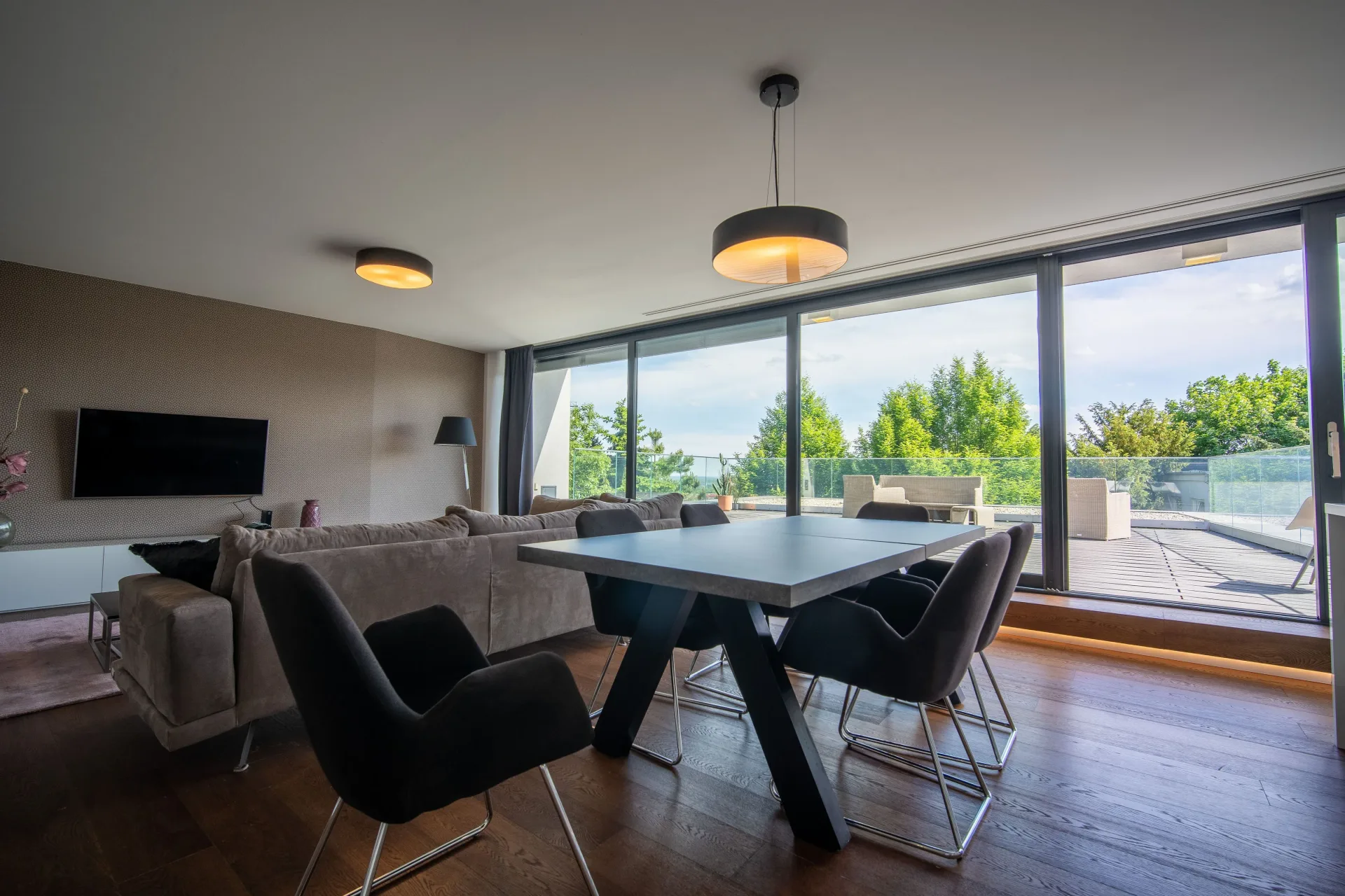 Prenájom exkluzívny 3 izbový byt 115 m² + terasa 59 m² v prestížnej lokalite Slavín, ulica Na Štyridsiatku– Bratislava, Staré Mesto + parking