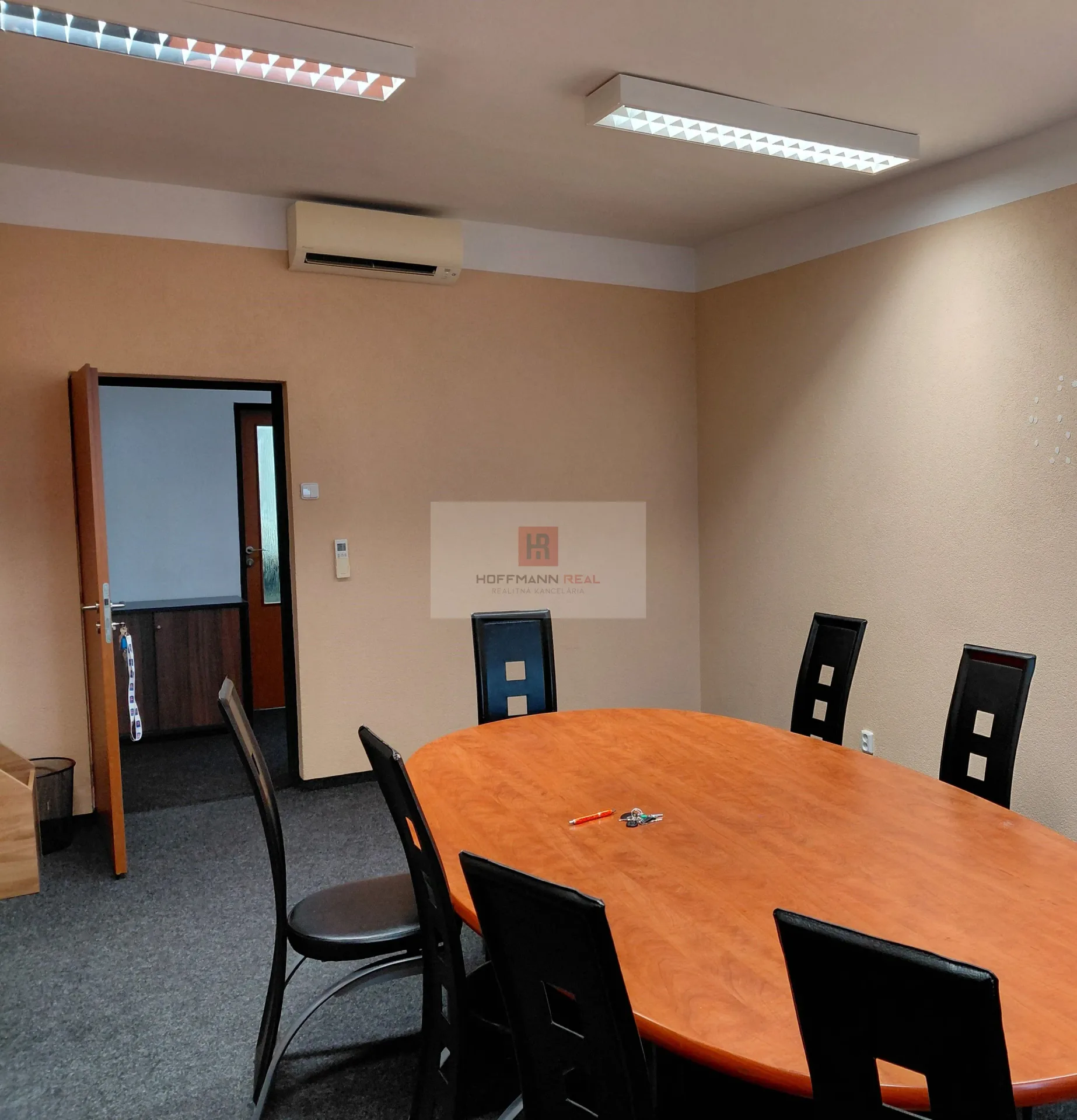 Klimatiz. kancelária 30 m2 (parkovanie v cene) na Studenej ul. pri Zlatých pieskoch